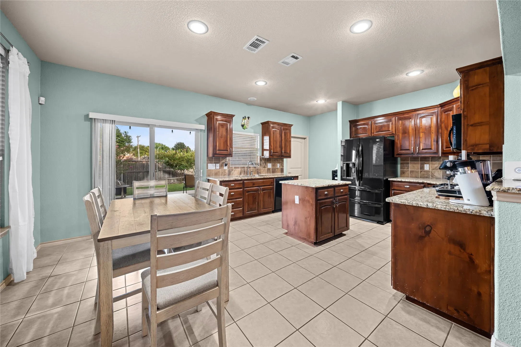 Single Family Residence For Sale in Tarrant County , 5712 Pawpaw Ridge Drive, Fort Worth, Texas 76179, 3 Bedroom, 2 Bathroom, 2 Garage spaces, 1,805 Sqft, built in 2010, mls#21412239, Real Estate Agent in Fort Worth, Homes For Sale in Tarrant county, Homes For Sale in Fort Worth, Realtor in Fort Worth Texas, Real Estate Brokerage Independent Realty Texas, Luminita Cordes Realtor