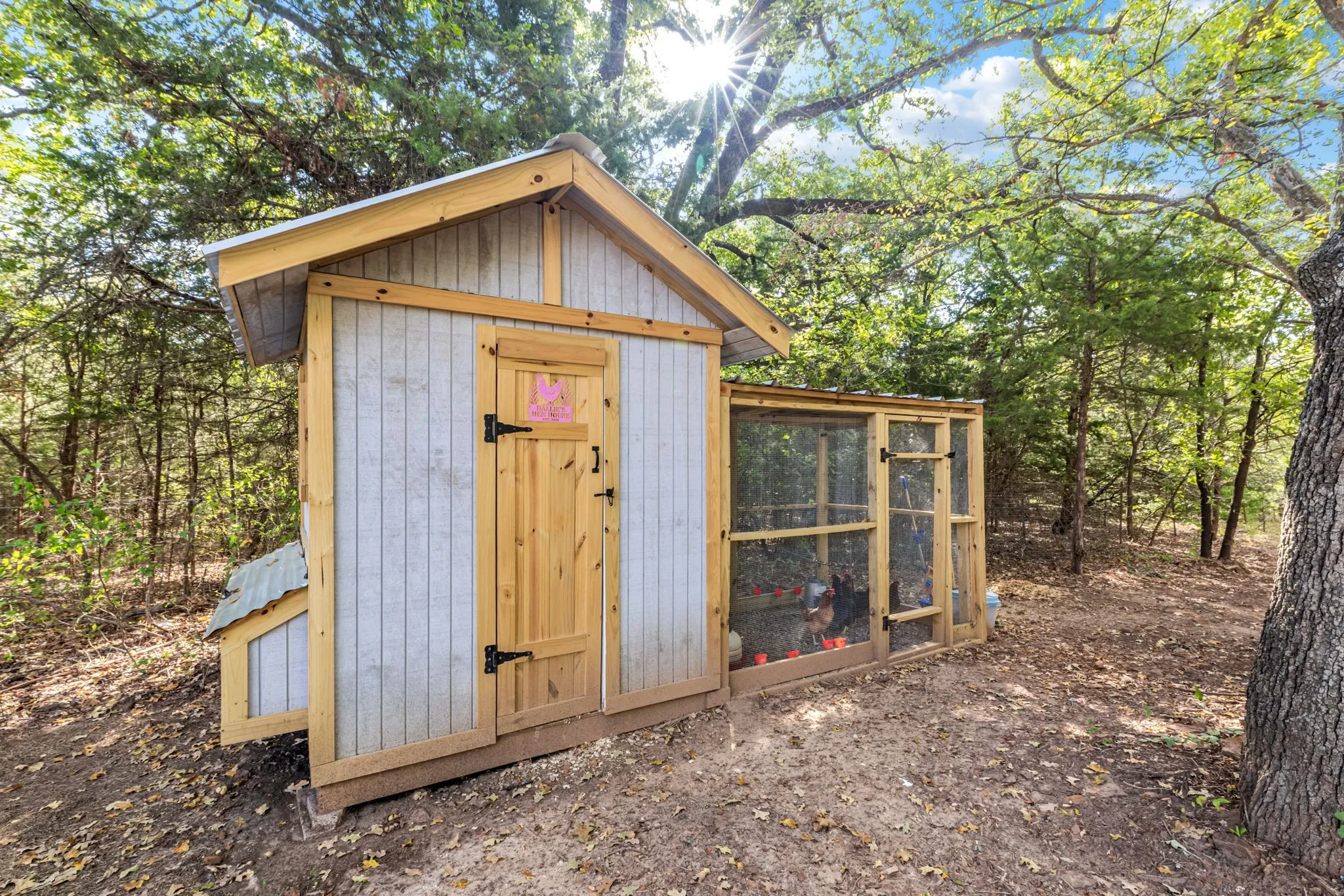 Horses, chickens & livestock are
permitted