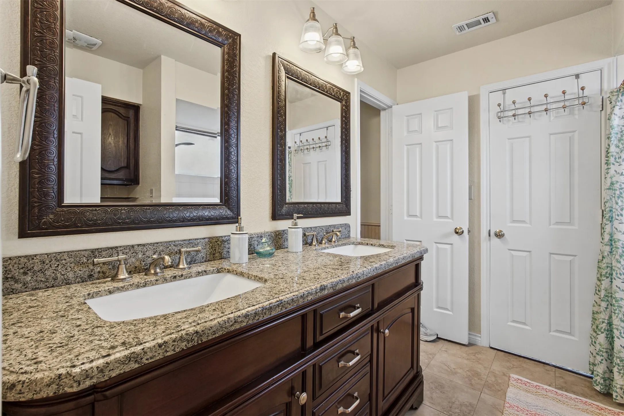 Single Family Residence For Sale in Dallas County , 7449 Courtside Drive, Garland, Texas 75044, 4 Bedroom, 3 Bathroom, 2 Garage spaces, 2,566 Sqft, built in 1984, mls#21412536, Real Estate Agent in Garland, Homes For Sale in Dallas county, Homes For Sale in Garland, Realtor in Garland Texas, Real Estate Brokerage Independent Realty Texas, Luminita Cordes Realtor
