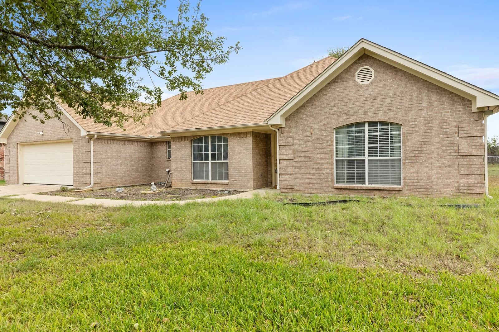Single Family Residence For Sale in Coryell County , 210 River Place W, Gatesville, Texas 76528, 3 Bedroom, 2 Bathroom, 2 Garage spaces, 2,030 Sqft, built in 2001, mls#21412917, Real Estate Agent in Gatesville, Homes For Sale in Coryell county, Homes For Sale in Gatesville, Realtor in Gatesville Texas, Real Estate Brokerage Independent Realty Texas, Luminita Cordes Realtor