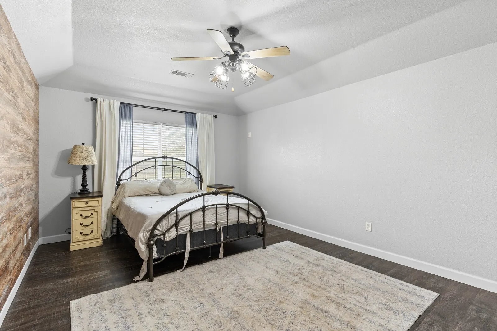 Single Family Residence For Sale in Coryell County , 210 River Place W, Gatesville, Texas 76528, 3 Bedroom, 2 Bathroom, 2 Garage spaces, 2,030 Sqft, built in 2001, mls#21412917, Real Estate Agent in Gatesville, Homes For Sale in Coryell county, Homes For Sale in Gatesville, Realtor in Gatesville Texas, Real Estate Brokerage Independent Realty Texas, Luminita Cordes Realtor