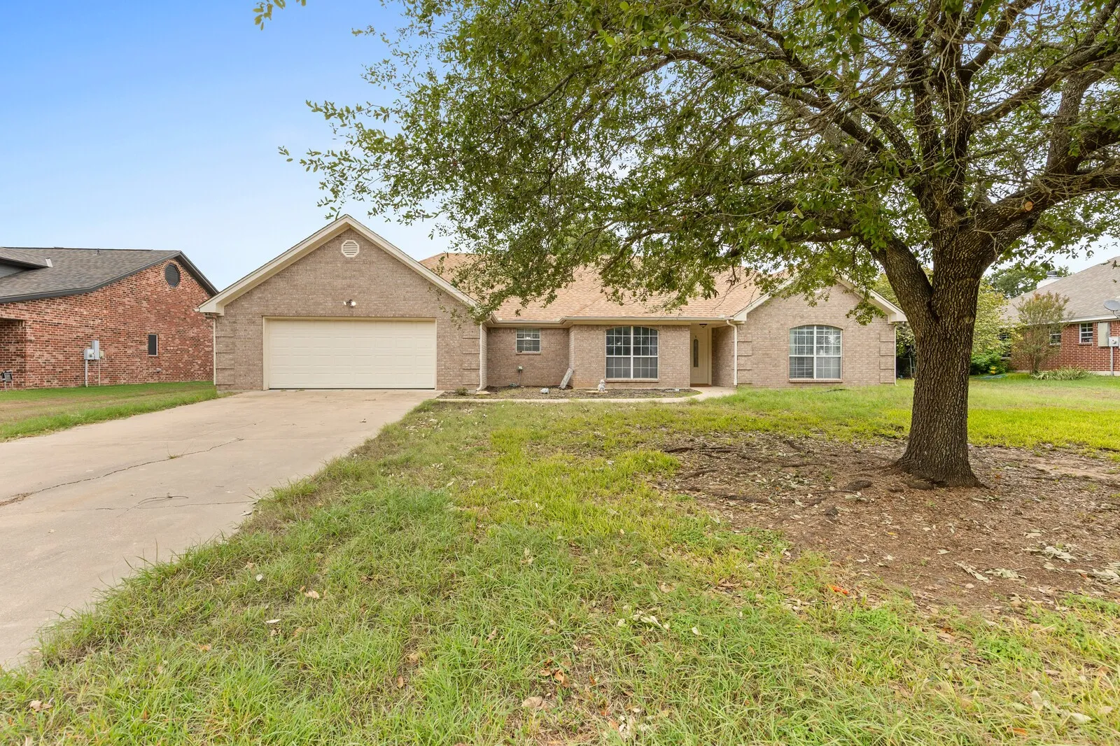 Single Family Residence For Sale in Coryell County , 210 River Place W, Gatesville, Texas 76528, 3 Bedroom, 2 Bathroom, 2 Garage spaces, 2,030 Sqft, built in 2001, mls#21412917, Real Estate Agent in Gatesville, Homes For Sale in Coryell county, Homes For Sale in Gatesville, Realtor in Gatesville Texas, Real Estate Brokerage Independent Realty Texas, Luminita Cordes Realtor