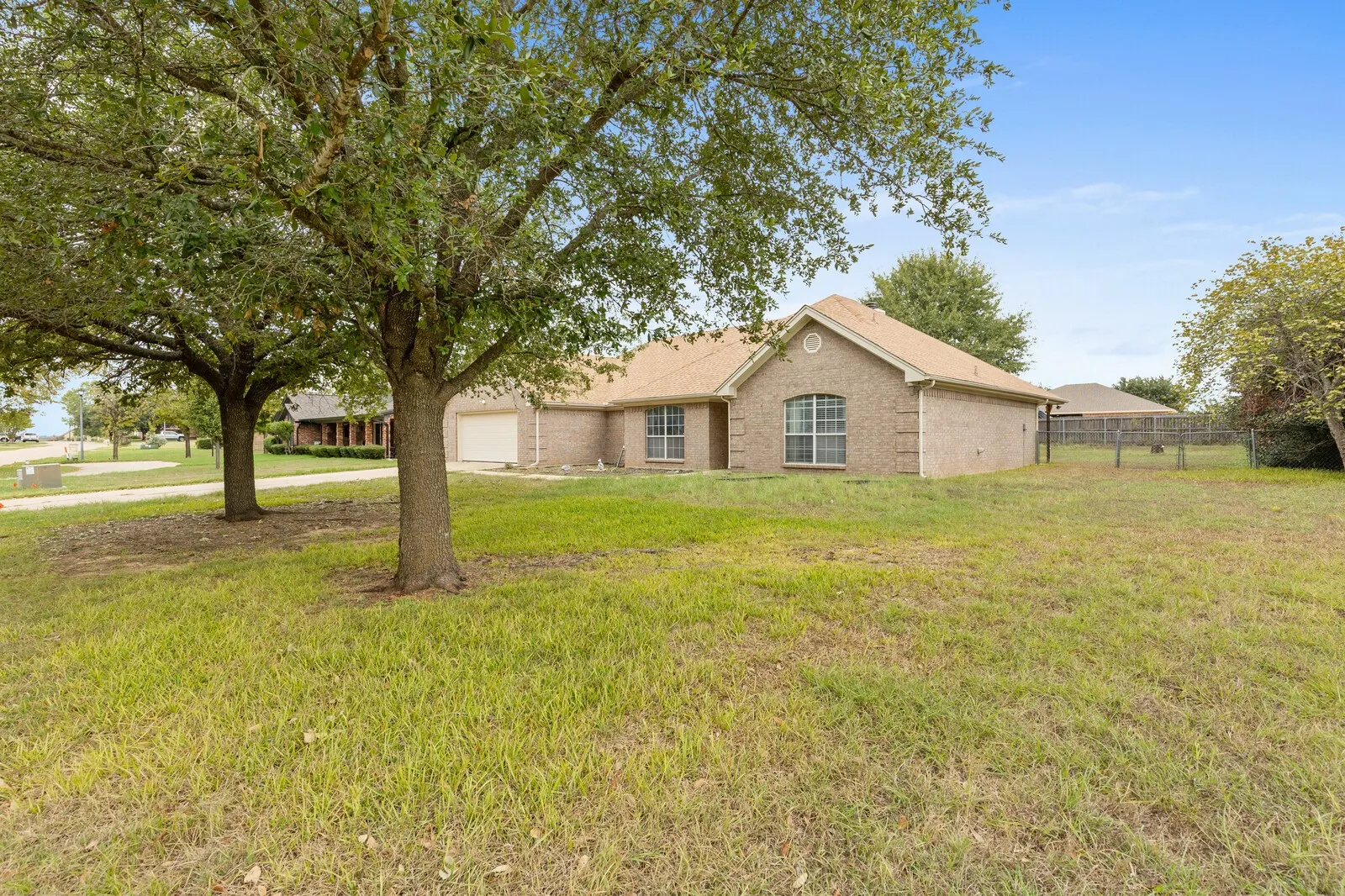 Single Family Residence For Sale in Coryell County , 210 River Place W, Gatesville, Texas 76528, 3 Bedroom, 2 Bathroom, 2 Garage spaces, 2,030 Sqft, built in 2001, mls#21412917, Real Estate Agent in Gatesville, Homes For Sale in Coryell county, Homes For Sale in Gatesville, Realtor in Gatesville Texas, Real Estate Brokerage Independent Realty Texas, Luminita Cordes Realtor