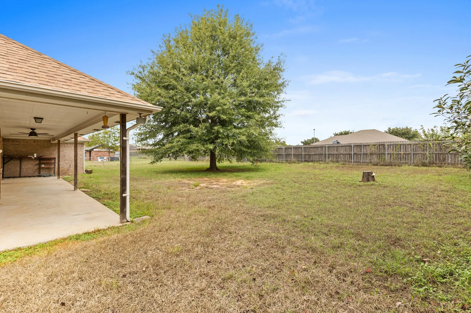 Single Family Residence For Sale in Coryell County , 210 River Place W, Gatesville, Texas 76528, 3 Bedroom, 2 Bathroom, 2 Garage spaces, 2,030 Sqft, built in 2001, mls#21412917, Real Estate Agent in Gatesville, Homes For Sale in Coryell county, Homes For Sale in Gatesville, Realtor in Gatesville Texas, Real Estate Brokerage Independent Realty Texas, Luminita Cordes Realtor