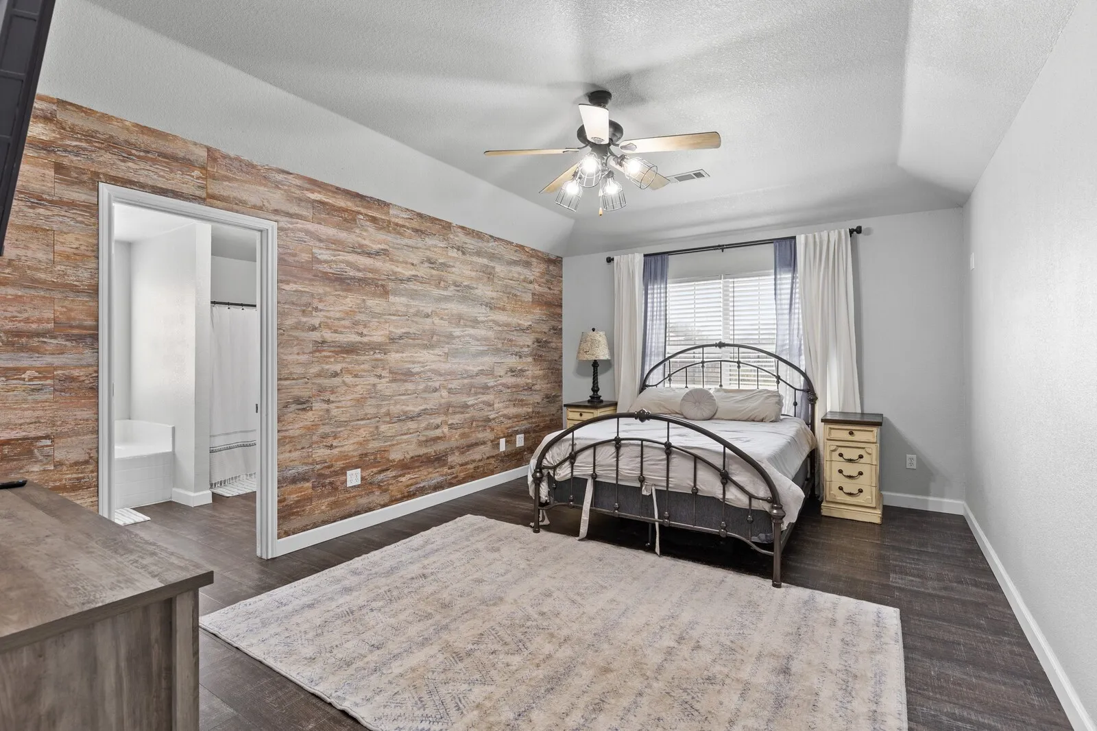 Single Family Residence For Sale in Coryell County , 210 River Place W, Gatesville, Texas 76528, 3 Bedroom, 2 Bathroom, 2 Garage spaces, 2,030 Sqft, built in 2001, mls#21412917, Real Estate Agent in Gatesville, Homes For Sale in Coryell county, Homes For Sale in Gatesville, Realtor in Gatesville Texas, Real Estate Brokerage Independent Realty Texas, Luminita Cordes Realtor