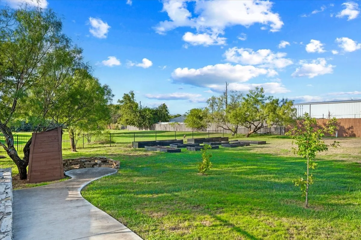 Single Family Residence For Sale in Parker County , 137 Prairie Ridge Drive, Aledo, Texas 76008, 4 Bedroom, 3 Bathroom, 2 Garage spaces, 2,433 Sqft, built in 2005, mls#21403674, Real Estate Agent in Aledo, Homes For Sale in Parker county, Homes For Sale in Aledo, Realtor in Aledo Texas, Real Estate Brokerage Independent Realty Texas, Luminita Cordes Realtor