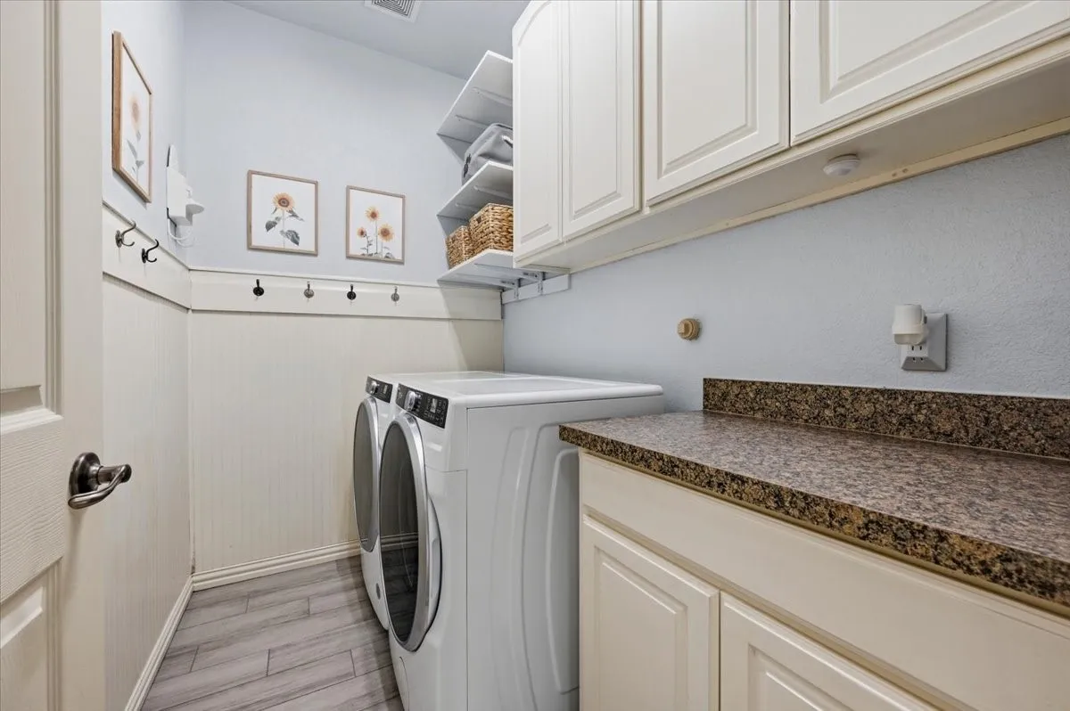 Single Family Residence For Sale in Parker County , 137 Prairie Ridge Drive, Aledo, Texas 76008, 4 Bedroom, 3 Bathroom, 2 Garage spaces, 2,433 Sqft, built in 2005, mls#21403674, Real Estate Agent in Aledo, Homes For Sale in Parker county, Homes For Sale in Aledo, Realtor in Aledo Texas, Real Estate Brokerage Independent Realty Texas, Luminita Cordes Realtor