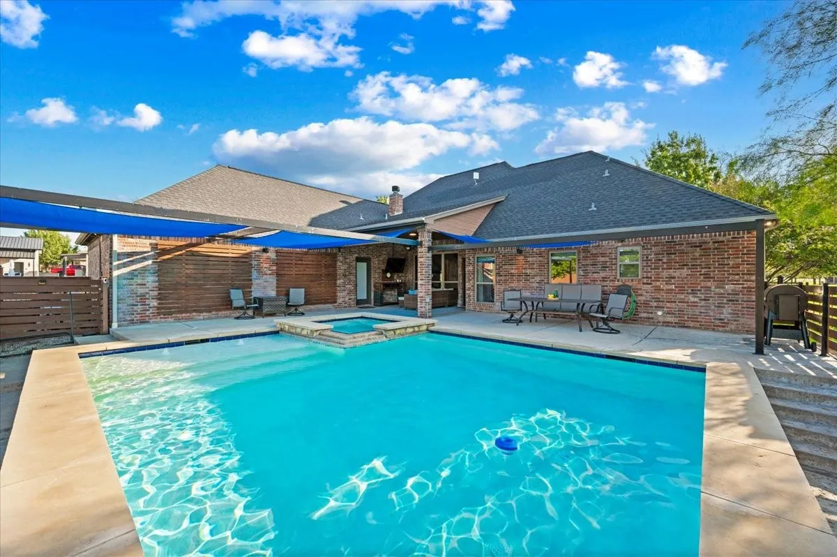 Single Family Residence For Sale in Parker County , 137 Prairie Ridge Drive, Aledo, Texas 76008, 4 Bedroom, 3 Bathroom, 2 Garage spaces, 2,433 Sqft, built in 2005, mls#21403674, Real Estate Agent in Aledo, Homes For Sale in Parker county, Homes For Sale in Aledo, Realtor in Aledo Texas, Real Estate Brokerage Independent Realty Texas, Luminita Cordes Realtor