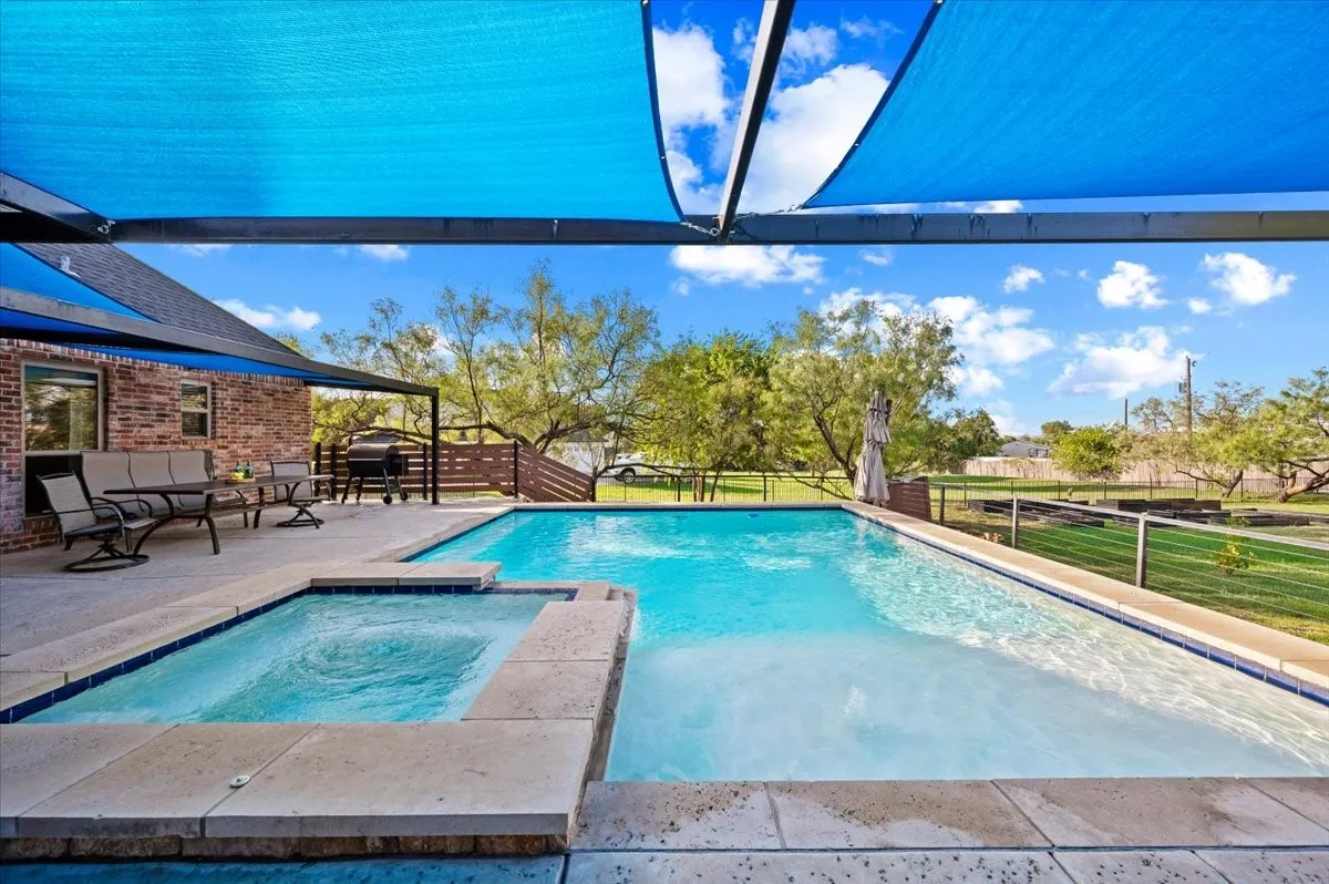 Single Family Residence For Sale in Parker County , 137 Prairie Ridge Drive, Aledo, Texas 76008, 4 Bedroom, 3 Bathroom, 2 Garage spaces, 2,433 Sqft, built in 2005, mls#21403674, Real Estate Agent in Aledo, Homes For Sale in Parker county, Homes For Sale in Aledo, Realtor in Aledo Texas, Real Estate Brokerage Independent Realty Texas, Luminita Cordes Realtor