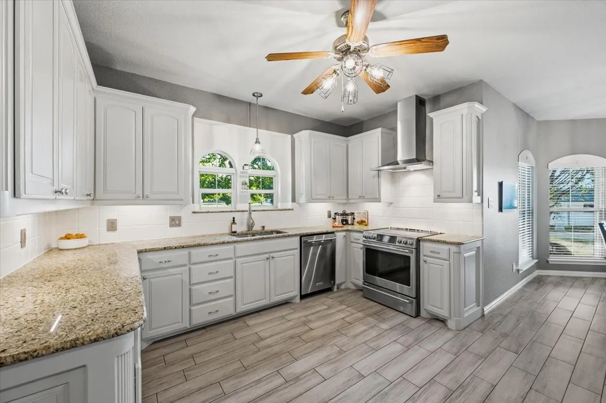 Single Family Residence For Sale in Parker County , 137 Prairie Ridge Drive, Aledo, Texas 76008, 4 Bedroom, 3 Bathroom, 2 Garage spaces, 2,433 Sqft, built in 2005, mls#21403674, Real Estate Agent in Aledo, Homes For Sale in Parker county, Homes For Sale in Aledo, Realtor in Aledo Texas, Real Estate Brokerage Independent Realty Texas, Luminita Cordes Realtor