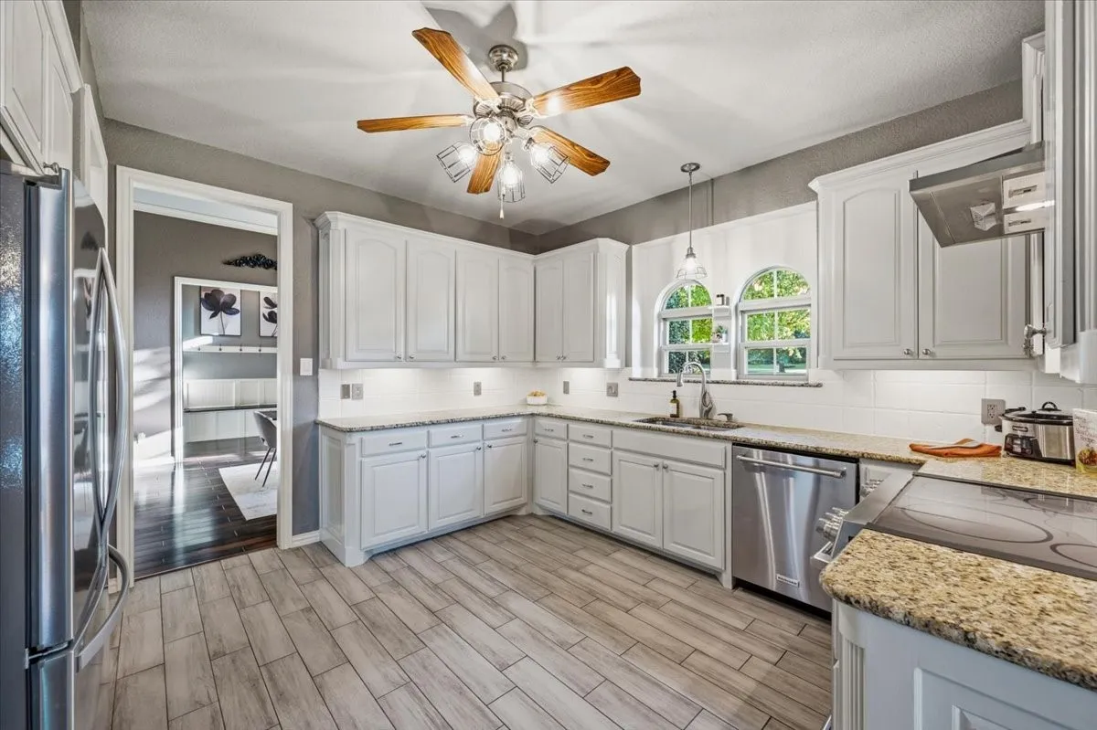 Single Family Residence For Sale in Parker County , 137 Prairie Ridge Drive, Aledo, Texas 76008, 4 Bedroom, 3 Bathroom, 2 Garage spaces, 2,433 Sqft, built in 2005, mls#21403674, Real Estate Agent in Aledo, Homes For Sale in Parker county, Homes For Sale in Aledo, Realtor in Aledo Texas, Real Estate Brokerage Independent Realty Texas, Luminita Cordes Realtor