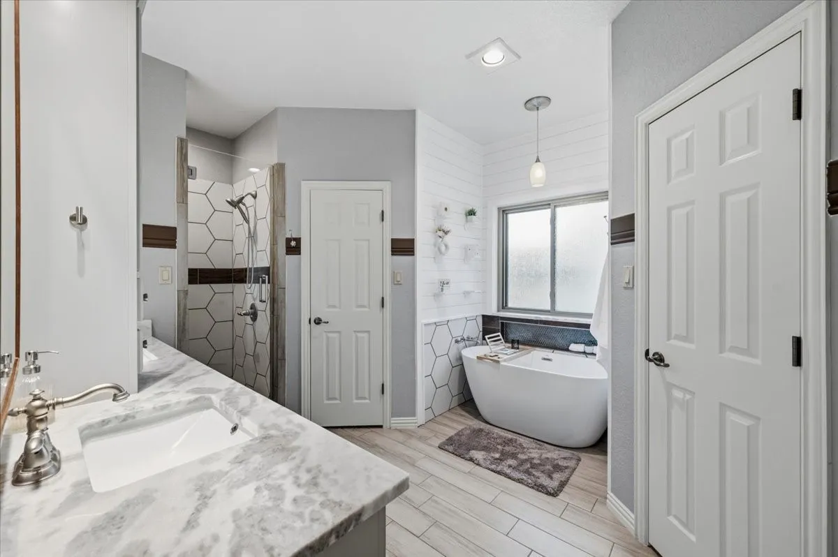 Single Family Residence For Sale in Parker County , 137 Prairie Ridge Drive, Aledo, Texas 76008, 4 Bedroom, 3 Bathroom, 2 Garage spaces, 2,433 Sqft, built in 2005, mls#21403674, Real Estate Agent in Aledo, Homes For Sale in Parker county, Homes For Sale in Aledo, Realtor in Aledo Texas, Real Estate Brokerage Independent Realty Texas, Luminita Cordes Realtor