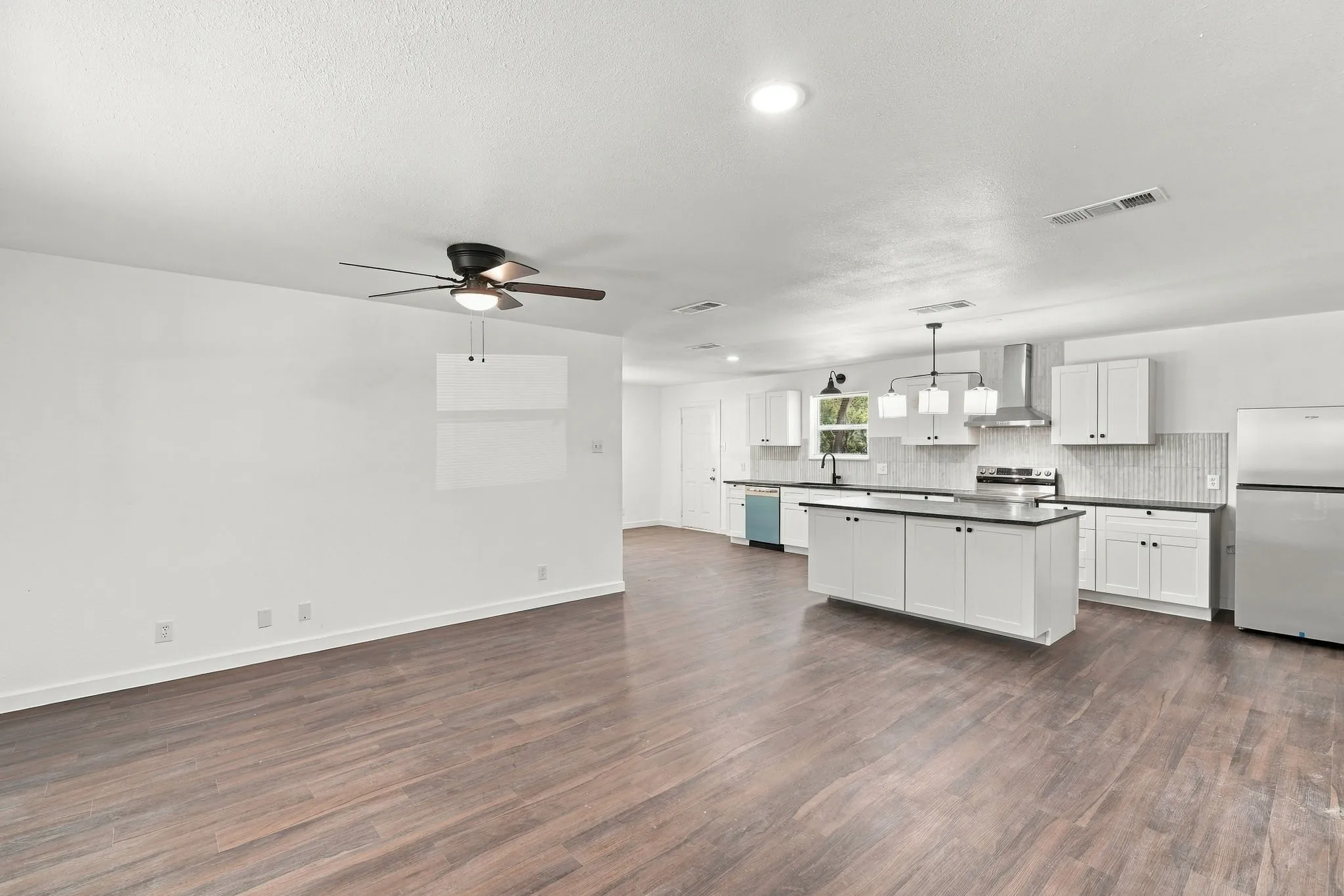 Single Family Residence For Rent in Dallas County , 3215 Hillglenn Road, Dallas, Texas 75228, 4 Bedroom, 2 Bathroom, 2 Garage spaces, 1,341 Sqft, built in 1955, mls#21413016, Real Estate Agent in Dallas, Homes For Rent in Dallas county, Homes For Rent in Dallas, Realtor in Dallas Texas, Real Estate Brokerage Independent Realty Texas, Luminita Cordes Realtor