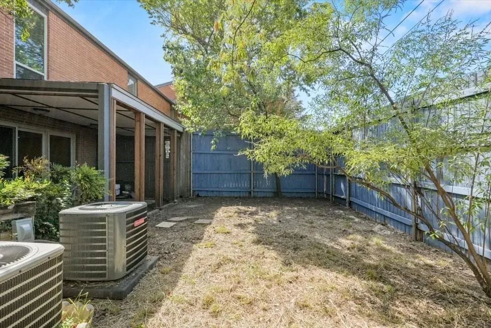 Condominium For Rent in Tarrant County , 550 E Avenue J B, Grand Prairie, Texas 75050, 3 Bedroom, 3 Bathroom, Garage spaces, 1,514 Sqft, built in 1968, mls#21413021, Real Estate Agent in Grand Prairie, Homes For Rent in Tarrant county, Homes For Rent in Grand Prairie, Realtor in Grand Prairie Texas, Real Estate Brokerage Independent Realty Texas, Luminita Cordes Realtor