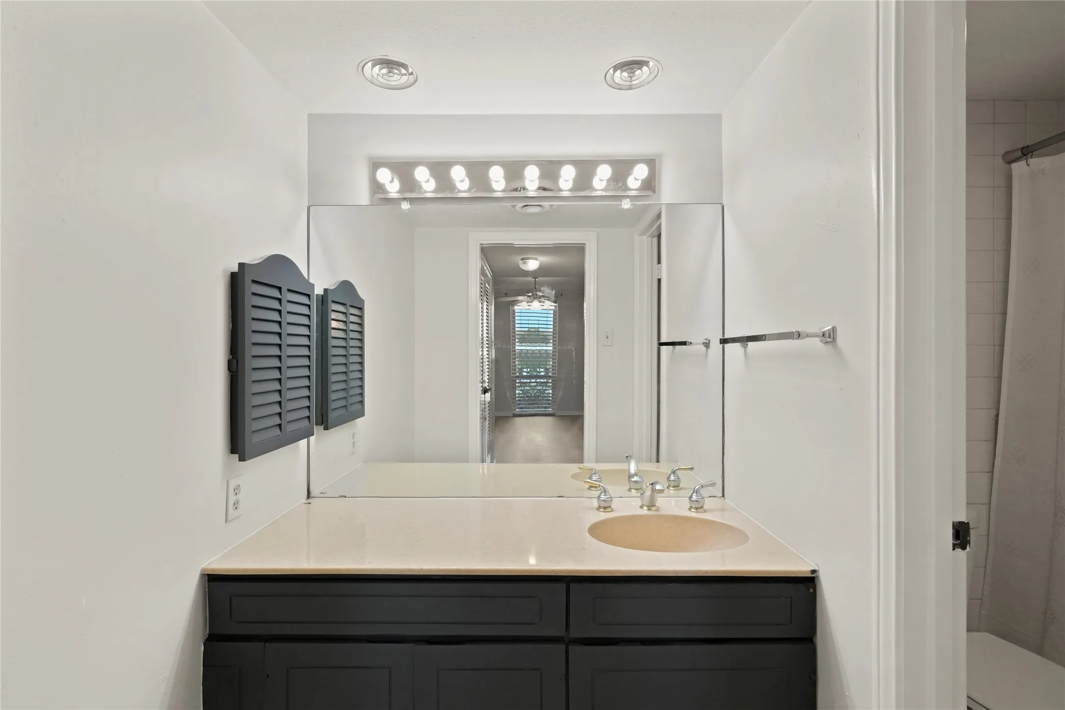 Condominium For Rent in Tarrant County , 550 E Avenue J B, Grand Prairie, Texas 75050, 3 Bedroom, 3 Bathroom, Garage spaces, 1,514 Sqft, built in 1968, mls#21413021, Real Estate Agent in Grand Prairie, Homes For Rent in Tarrant county, Homes For Rent in Grand Prairie, Realtor in Grand Prairie Texas, Real Estate Brokerage Independent Realty Texas, Luminita Cordes Realtor