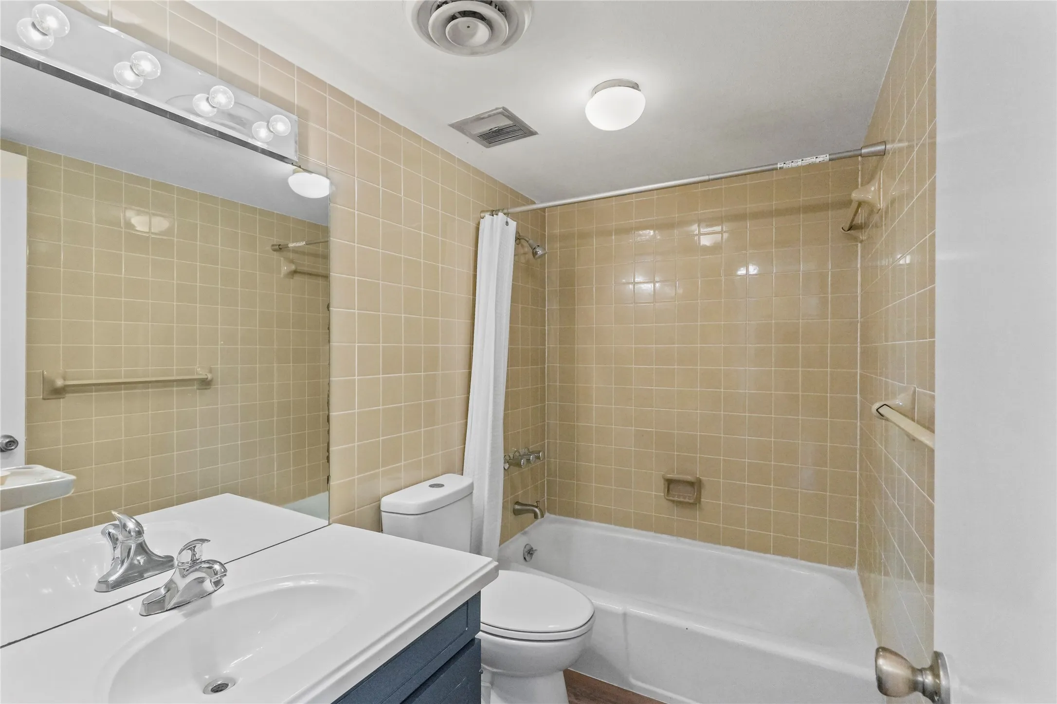 Condominium For Rent in Tarrant County , 550 E Avenue J B, Grand Prairie, Texas 75050, 3 Bedroom, 3 Bathroom, Garage spaces, 1,514 Sqft, built in 1968, mls#21413021, Real Estate Agent in Grand Prairie, Homes For Rent in Tarrant county, Homes For Rent in Grand Prairie, Realtor in Grand Prairie Texas, Real Estate Brokerage Independent Realty Texas, Luminita Cordes Realtor