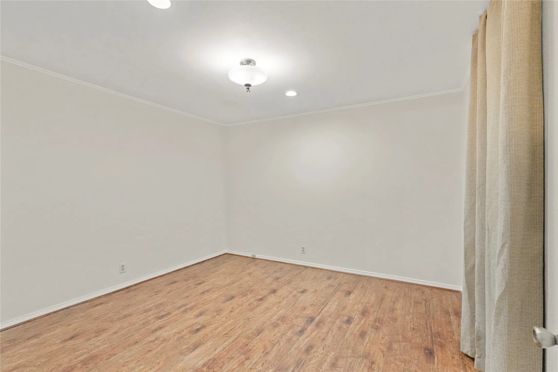 Condominium For Rent in Tarrant County , 550 E Avenue J B, Grand Prairie, Texas 75050, 3 Bedroom, 3 Bathroom, Garage spaces, 1,514 Sqft, built in 1968, mls#21413021, Real Estate Agent in Grand Prairie, Homes For Rent in Tarrant county, Homes For Rent in Grand Prairie, Realtor in Grand Prairie Texas, Real Estate Brokerage Independent Realty Texas, Luminita Cordes Realtor