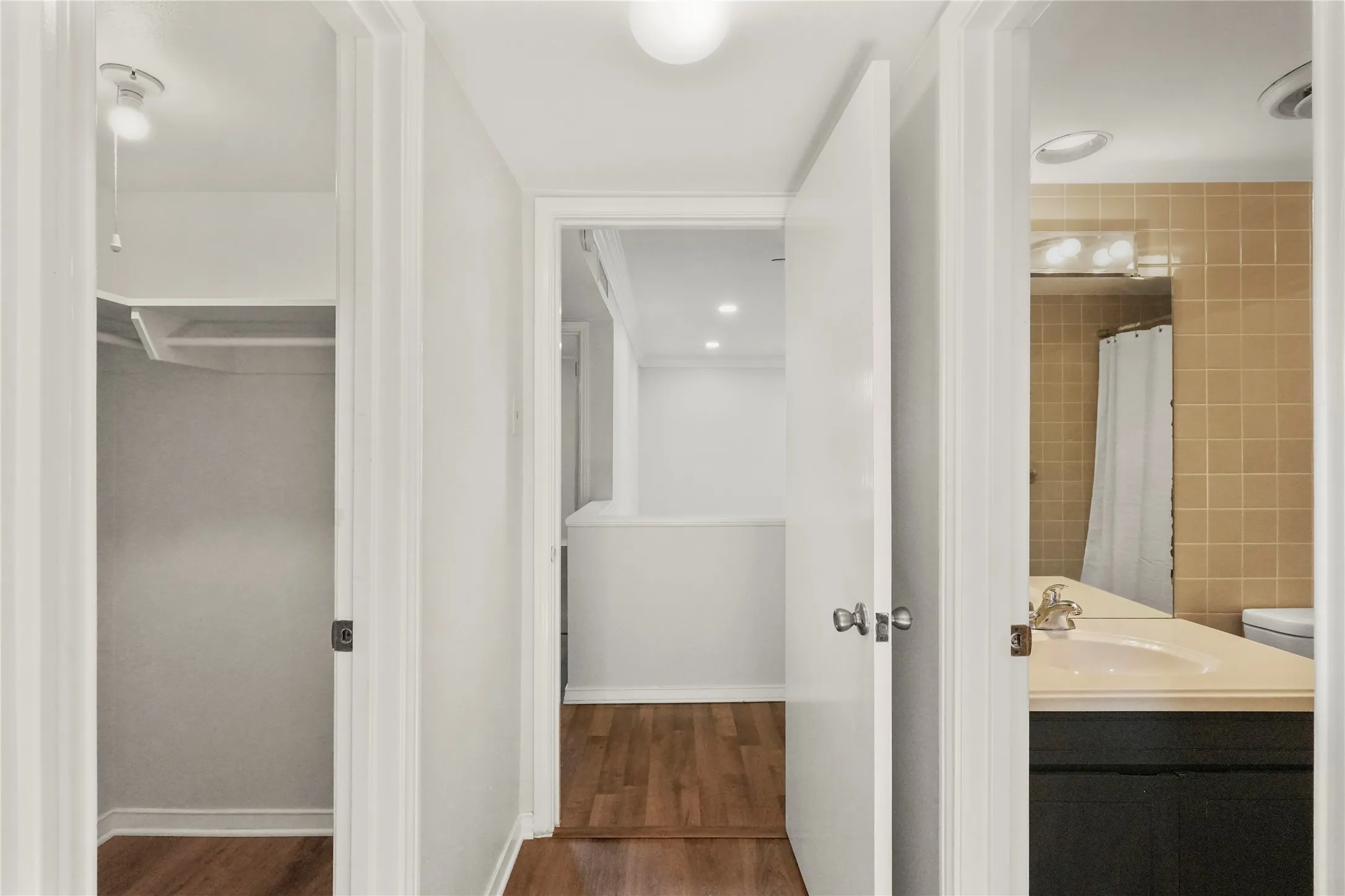 Condominium For Rent in Tarrant County , 550 E Avenue J B, Grand Prairie, Texas 75050, 3 Bedroom, 3 Bathroom, Garage spaces, 1,514 Sqft, built in 1968, mls#21413021, Real Estate Agent in Grand Prairie, Homes For Rent in Tarrant county, Homes For Rent in Grand Prairie, Realtor in Grand Prairie Texas, Real Estate Brokerage Independent Realty Texas, Luminita Cordes Realtor
