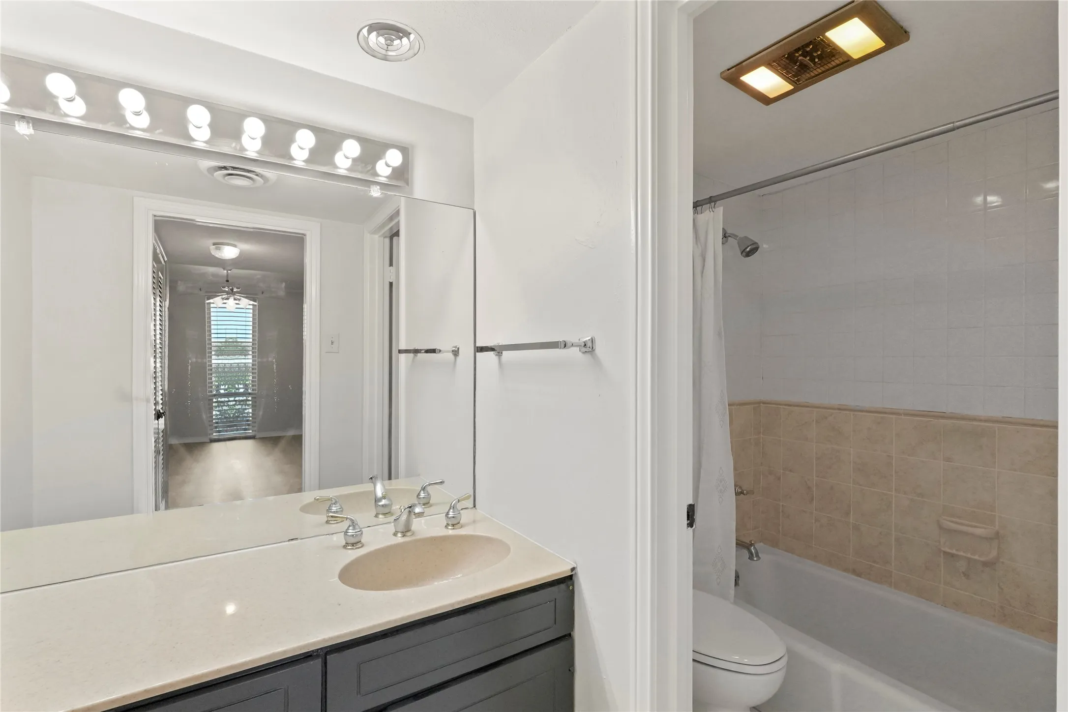 Condominium For Rent in Tarrant County , 550 E Avenue J B, Grand Prairie, Texas 75050, 3 Bedroom, 3 Bathroom, Garage spaces, 1,514 Sqft, built in 1968, mls#21413021, Real Estate Agent in Grand Prairie, Homes For Rent in Tarrant county, Homes For Rent in Grand Prairie, Realtor in Grand Prairie Texas, Real Estate Brokerage Independent Realty Texas, Luminita Cordes Realtor