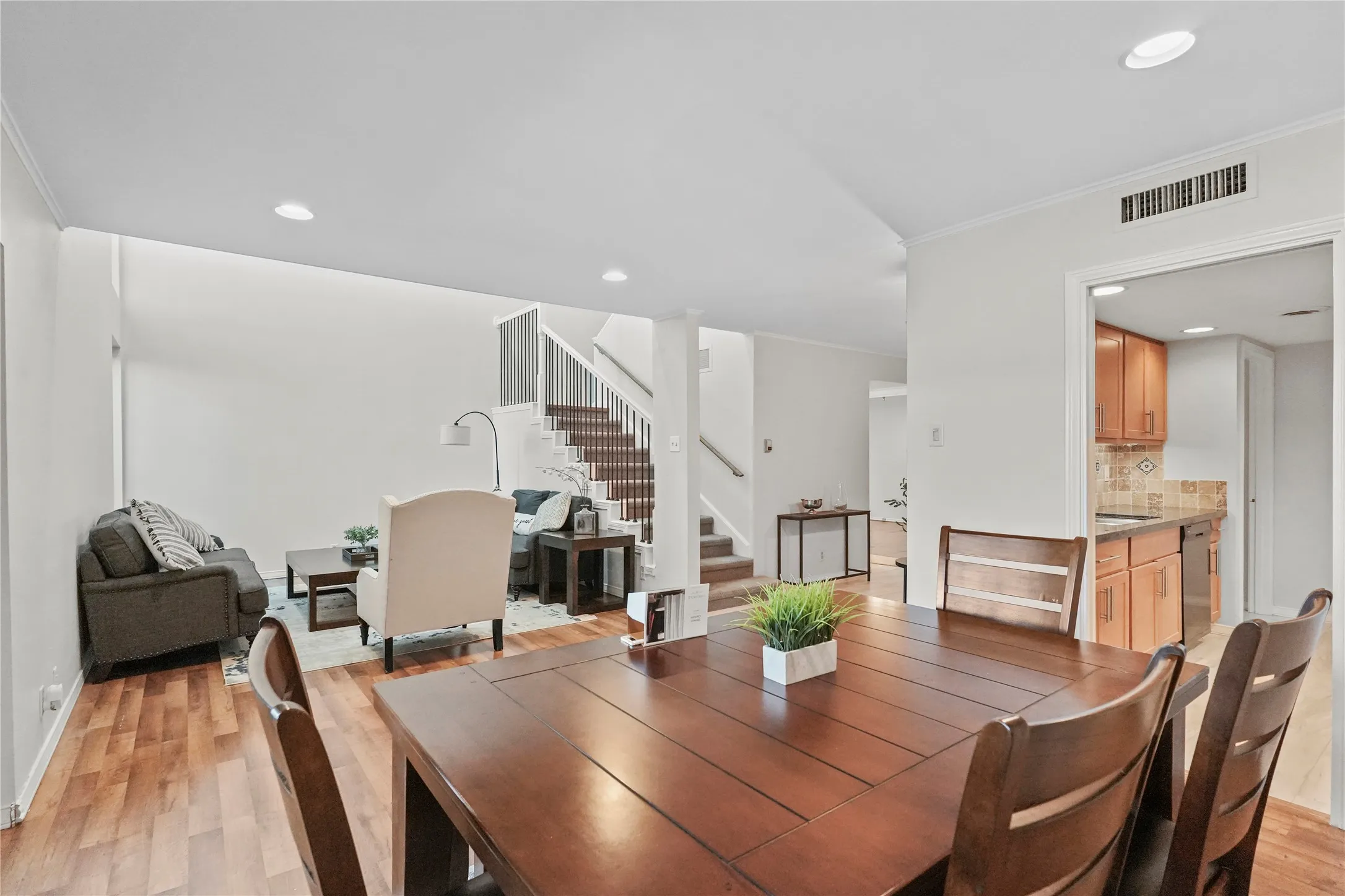 Condominium For Rent in Tarrant County , 550 E Avenue J B, Grand Prairie, Texas 75050, 3 Bedroom, 3 Bathroom, Garage spaces, 1,514 Sqft, built in 1968, mls#21413021, Real Estate Agent in Grand Prairie, Homes For Rent in Tarrant county, Homes For Rent in Grand Prairie, Realtor in Grand Prairie Texas, Real Estate Brokerage Independent Realty Texas, Luminita Cordes Realtor