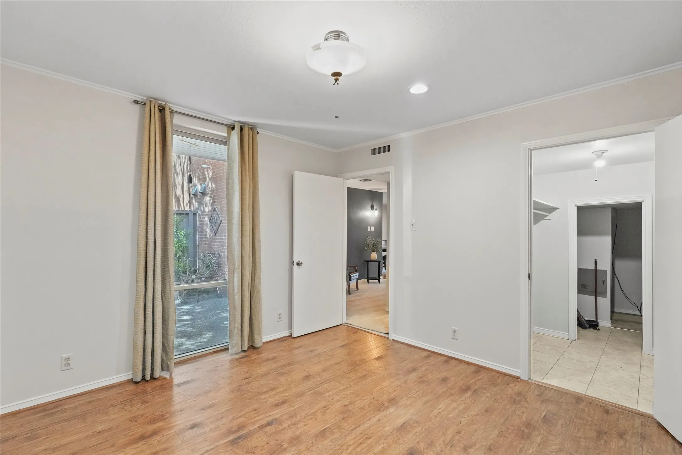 Condominium For Rent in Tarrant County , 550 E Avenue J B, Grand Prairie, Texas 75050, 3 Bedroom, 3 Bathroom, Garage spaces, 1,514 Sqft, built in 1968, mls#21413021, Real Estate Agent in Grand Prairie, Homes For Rent in Tarrant county, Homes For Rent in Grand Prairie, Realtor in Grand Prairie Texas, Real Estate Brokerage Independent Realty Texas, Luminita Cordes Realtor