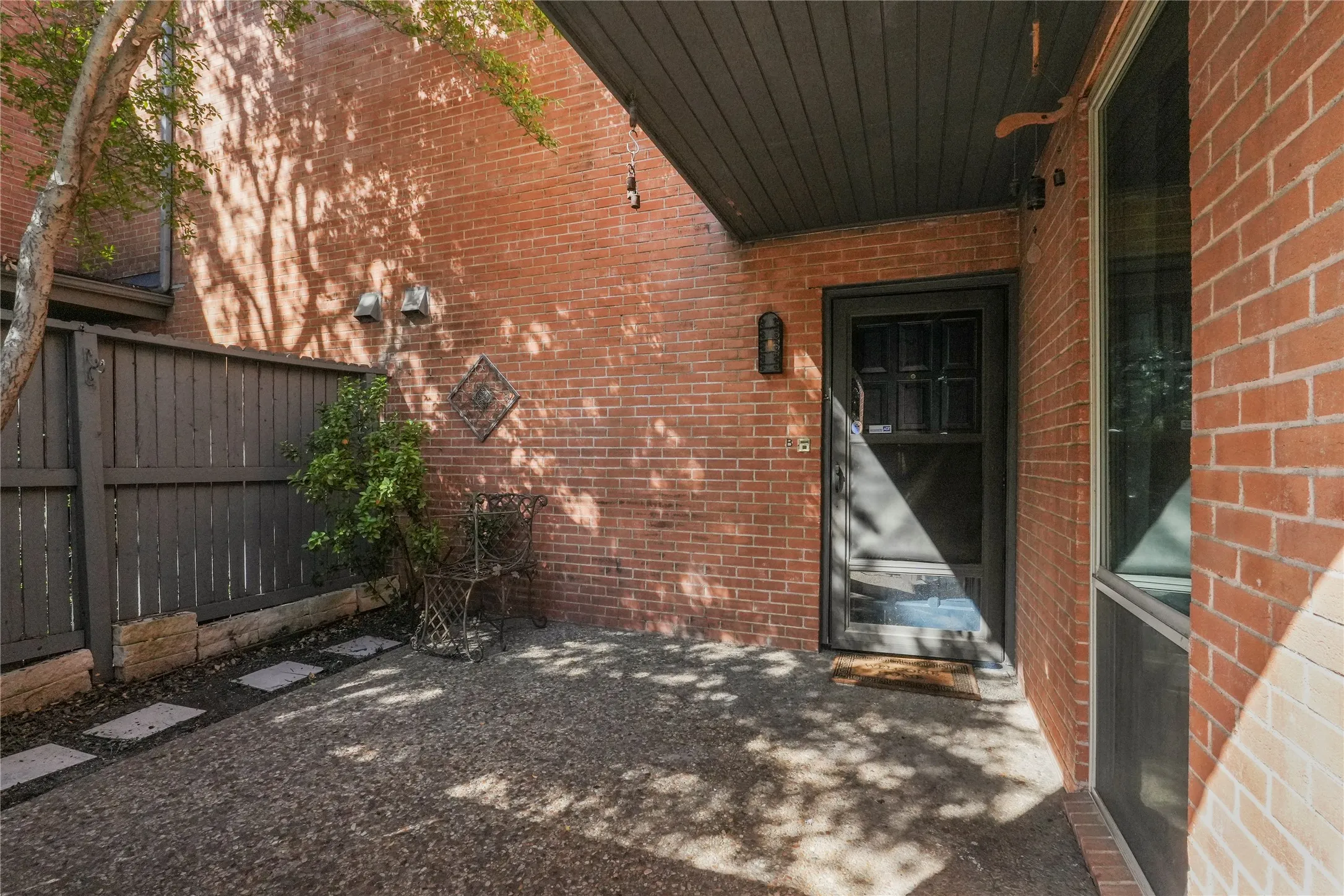 Condominium For Rent in Tarrant County , 550 E Avenue J B, Grand Prairie, Texas 75050, 3 Bedroom, 3 Bathroom, Garage spaces, 1,514 Sqft, built in 1968, mls#21413021, Real Estate Agent in Grand Prairie, Homes For Rent in Tarrant county, Homes For Rent in Grand Prairie, Realtor in Grand Prairie Texas, Real Estate Brokerage Independent Realty Texas, Luminita Cordes Realtor