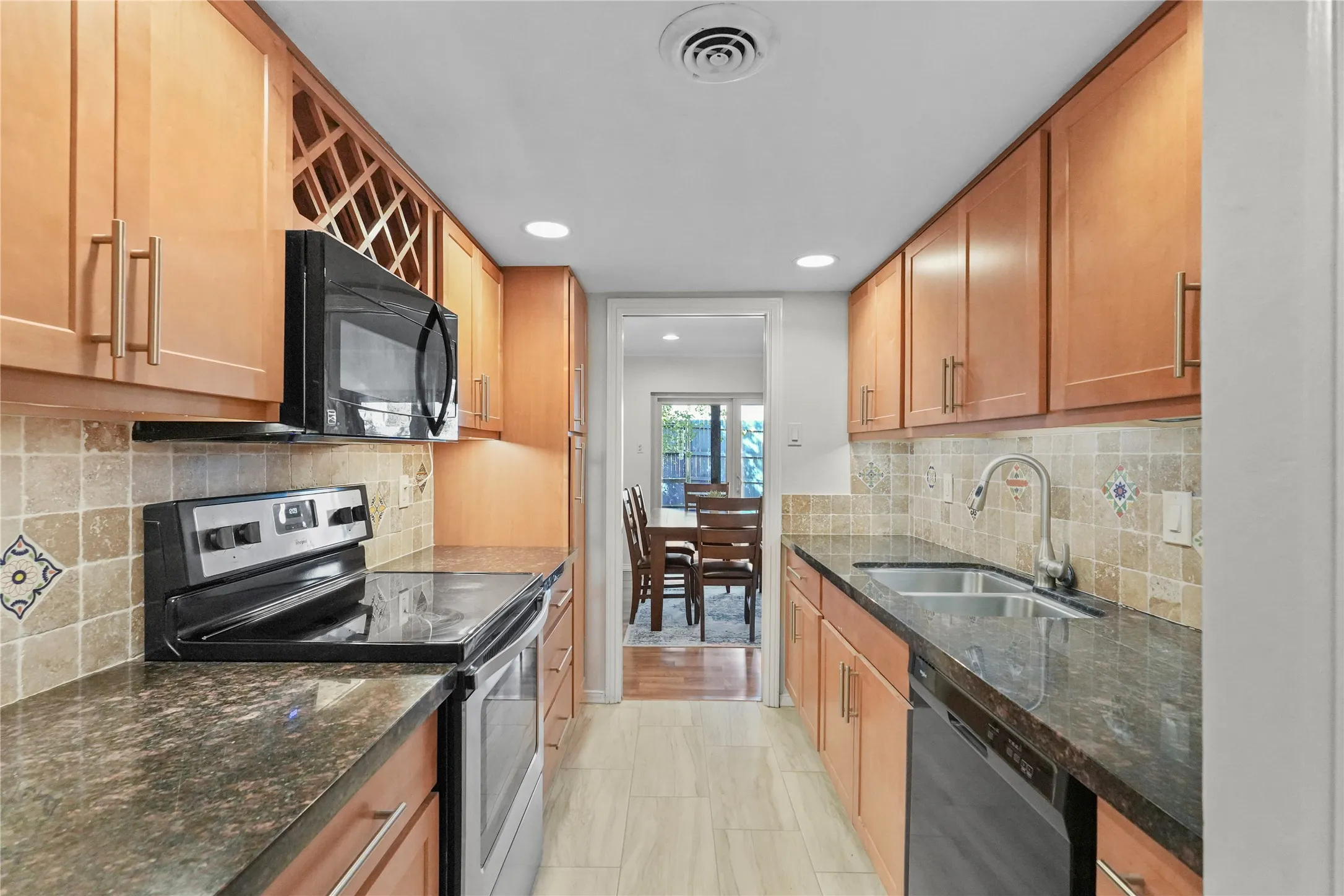 Condominium For Rent in Tarrant County , 550 E Avenue J B, Grand Prairie, Texas 75050, 3 Bedroom, 3 Bathroom, Garage spaces, 1,514 Sqft, built in 1968, mls#21413021, Real Estate Agent in Grand Prairie, Homes For Rent in Tarrant county, Homes For Rent in Grand Prairie, Realtor in Grand Prairie Texas, Real Estate Brokerage Independent Realty Texas, Luminita Cordes Realtor