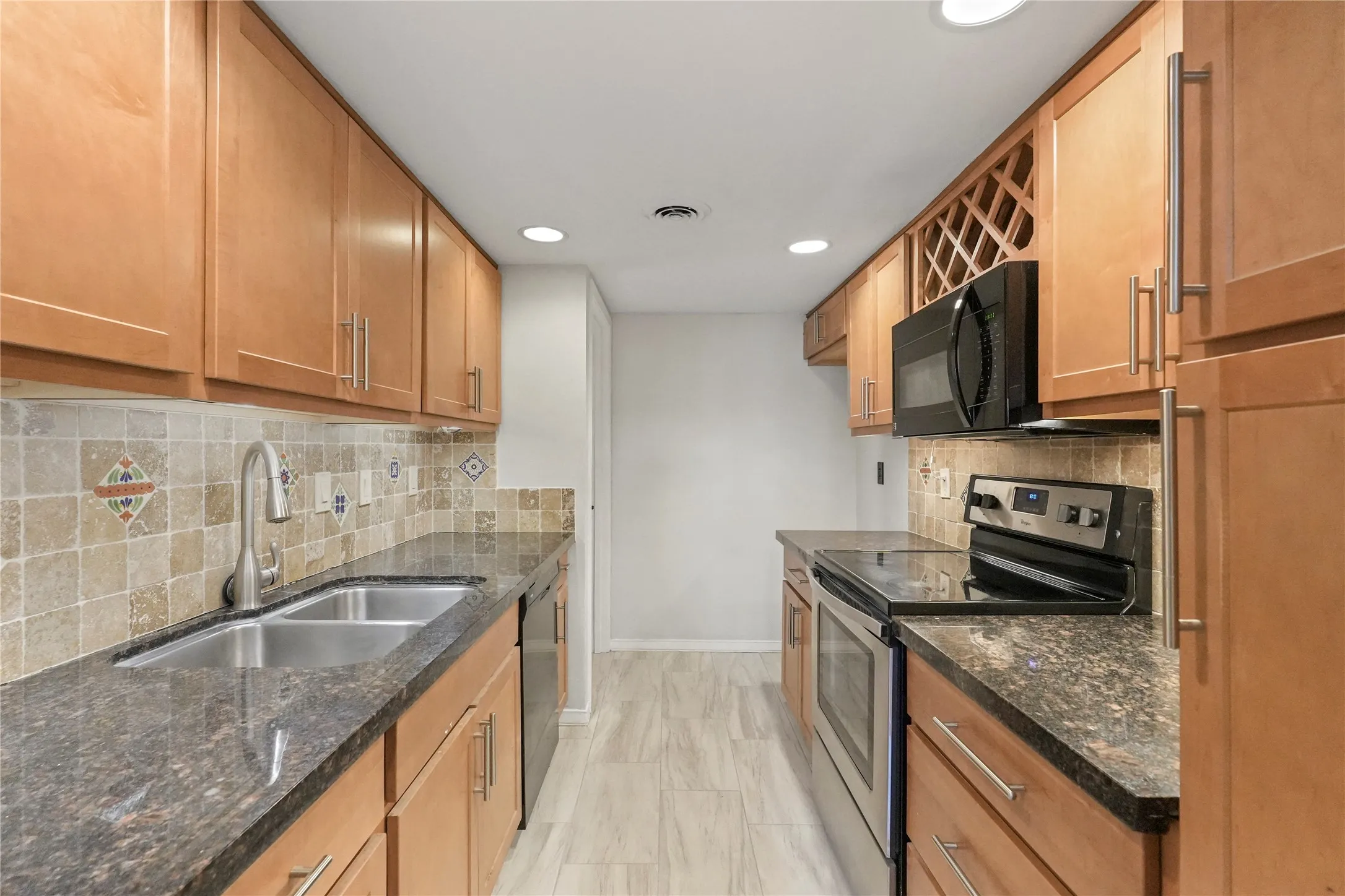 Condominium For Rent in Tarrant County , 550 E Avenue J B, Grand Prairie, Texas 75050, 3 Bedroom, 3 Bathroom, Garage spaces, 1,514 Sqft, built in 1968, mls#21413021, Real Estate Agent in Grand Prairie, Homes For Rent in Tarrant county, Homes For Rent in Grand Prairie, Realtor in Grand Prairie Texas, Real Estate Brokerage Independent Realty Texas, Luminita Cordes Realtor