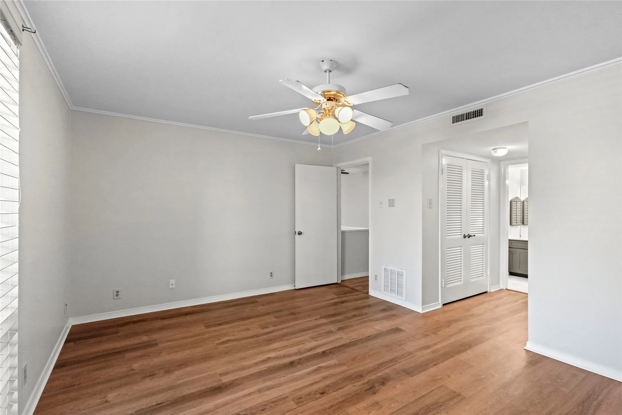 Condominium For Rent in Tarrant County , 550 E Avenue J B, Grand Prairie, Texas 75050, 3 Bedroom, 3 Bathroom, Garage spaces, 1,514 Sqft, built in 1968, mls#21413021, Real Estate Agent in Grand Prairie, Homes For Rent in Tarrant county, Homes For Rent in Grand Prairie, Realtor in Grand Prairie Texas, Real Estate Brokerage Independent Realty Texas, Luminita Cordes Realtor