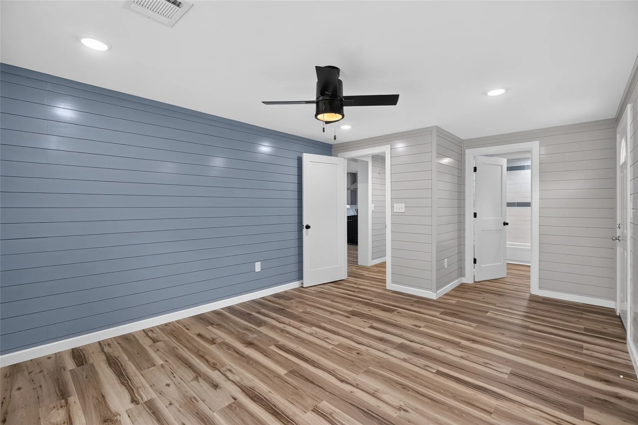 Single Family Residence For Sale in Johnson County , 425 Bales Street, Cleburne, Texas 76033, 3 Bedroom, 2 Bathroom, Garage spaces, 1,204 Sqft, built in 1920, mls#21394667, Real Estate Agent in Cleburne, Homes For Sale in Johnson county, Homes For Sale in Cleburne, Realtor in Cleburne Texas, Real Estate Brokerage Independent Realty Texas, Luminita Cordes Realtor