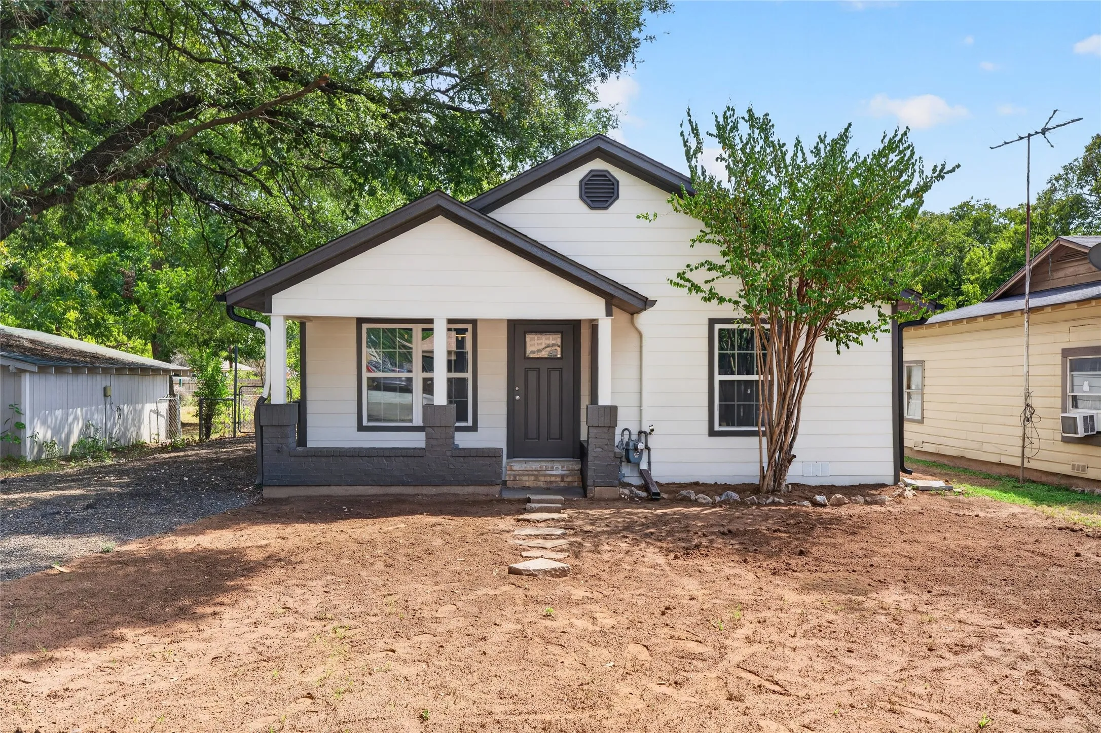Single Family Residence For Sale in Johnson County , 425 Bales Street, Cleburne, Texas 76033, 3 Bedroom, 2 Bathroom, Garage spaces, 1,204 Sqft, built in 1920, mls#21394667, Real Estate Agent in Cleburne, Homes For Sale in Johnson county, Homes For Sale in Cleburne, Realtor in Cleburne Texas, Real Estate Brokerage Independent Realty Texas, Luminita Cordes Realtor