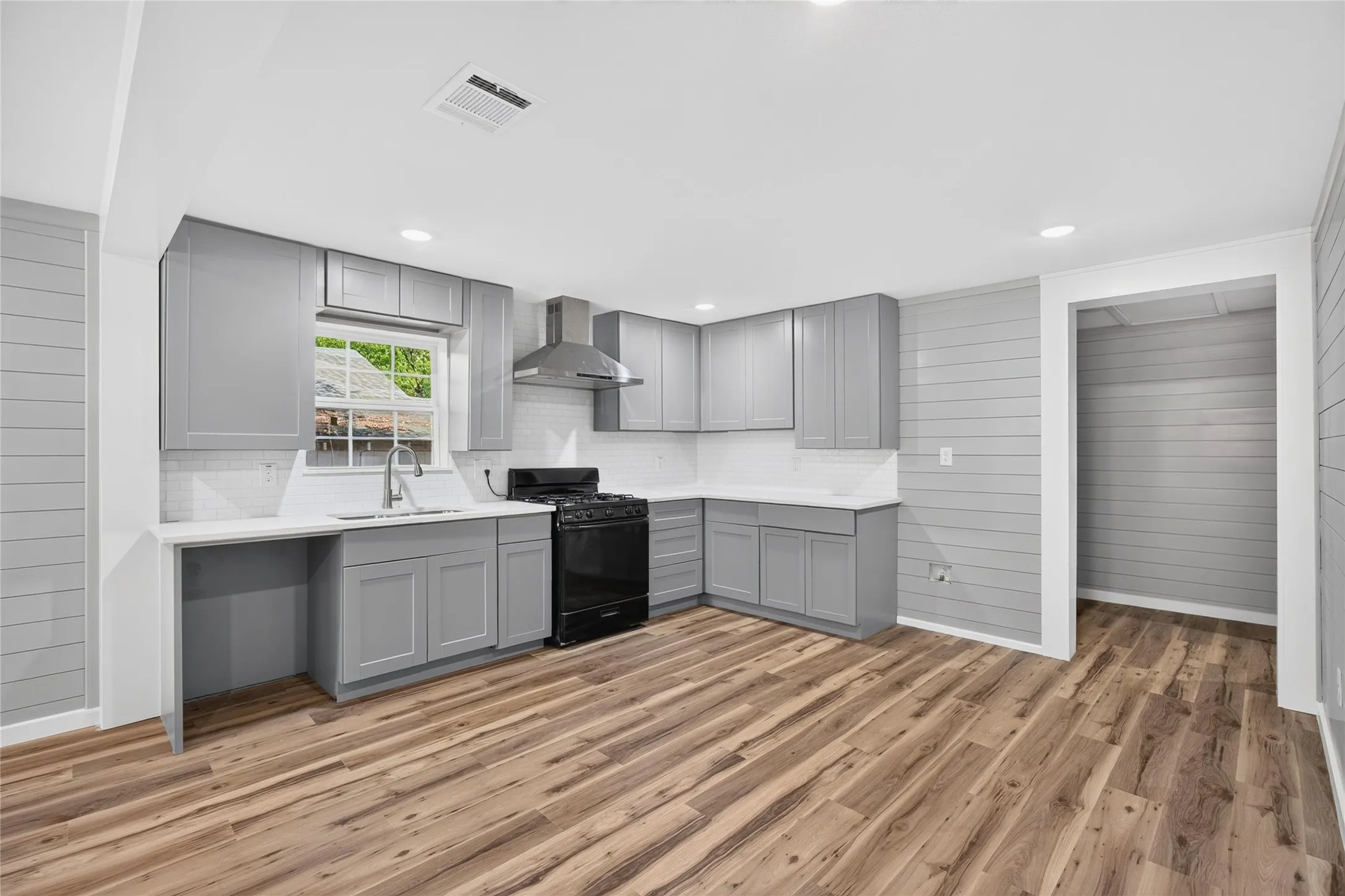 Single Family Residence For Sale in Johnson County , 425 Bales Street, Cleburne, Texas 76033, 3 Bedroom, 2 Bathroom, Garage spaces, 1,204 Sqft, built in 1920, mls#21394667, Real Estate Agent in Cleburne, Homes For Sale in Johnson county, Homes For Sale in Cleburne, Realtor in Cleburne Texas, Real Estate Brokerage Independent Realty Texas, Luminita Cordes Realtor