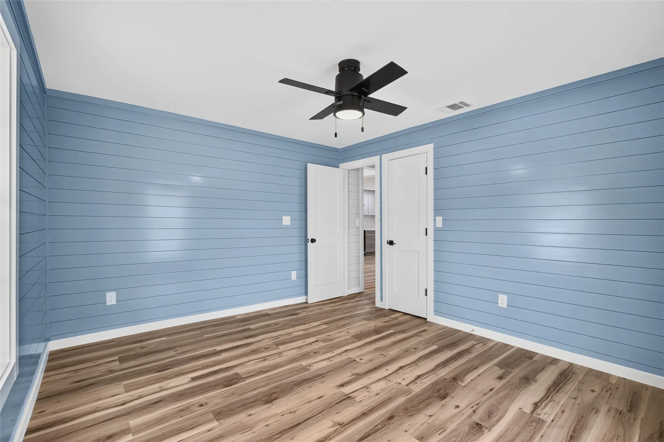 Single Family Residence For Sale in Johnson County , 425 Bales Street, Cleburne, Texas 76033, 3 Bedroom, 2 Bathroom, Garage spaces, 1,204 Sqft, built in 1920, mls#21394667, Real Estate Agent in Cleburne, Homes For Sale in Johnson county, Homes For Sale in Cleburne, Realtor in Cleburne Texas, Real Estate Brokerage Independent Realty Texas, Luminita Cordes Realtor