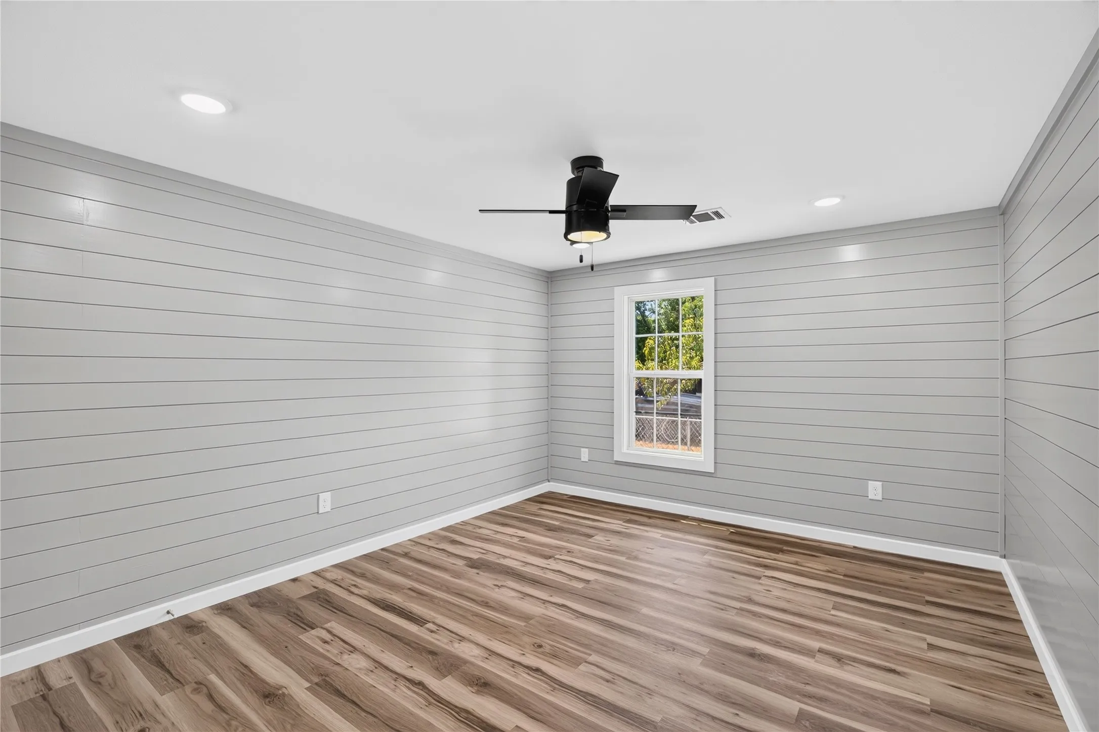 Single Family Residence For Sale in Johnson County , 425 Bales Street, Cleburne, Texas 76033, 3 Bedroom, 2 Bathroom, Garage spaces, 1,204 Sqft, built in 1920, mls#21394667, Real Estate Agent in Cleburne, Homes For Sale in Johnson county, Homes For Sale in Cleburne, Realtor in Cleburne Texas, Real Estate Brokerage Independent Realty Texas, Luminita Cordes Realtor