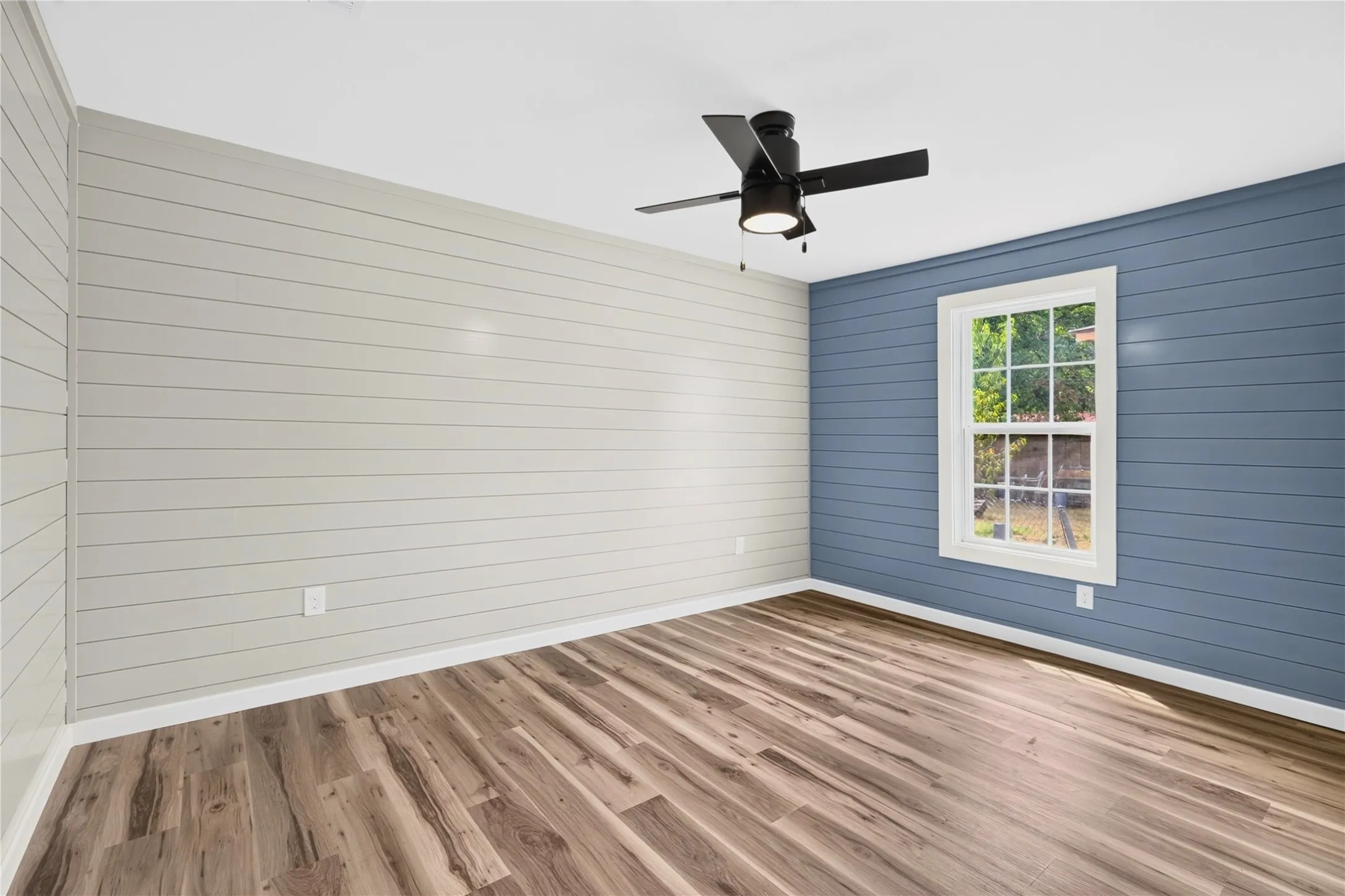 Single Family Residence For Sale in Johnson County , 425 Bales Street, Cleburne, Texas 76033, 3 Bedroom, 2 Bathroom, Garage spaces, 1,204 Sqft, built in 1920, mls#21394667, Real Estate Agent in Cleburne, Homes For Sale in Johnson county, Homes For Sale in Cleburne, Realtor in Cleburne Texas, Real Estate Brokerage Independent Realty Texas, Luminita Cordes Realtor