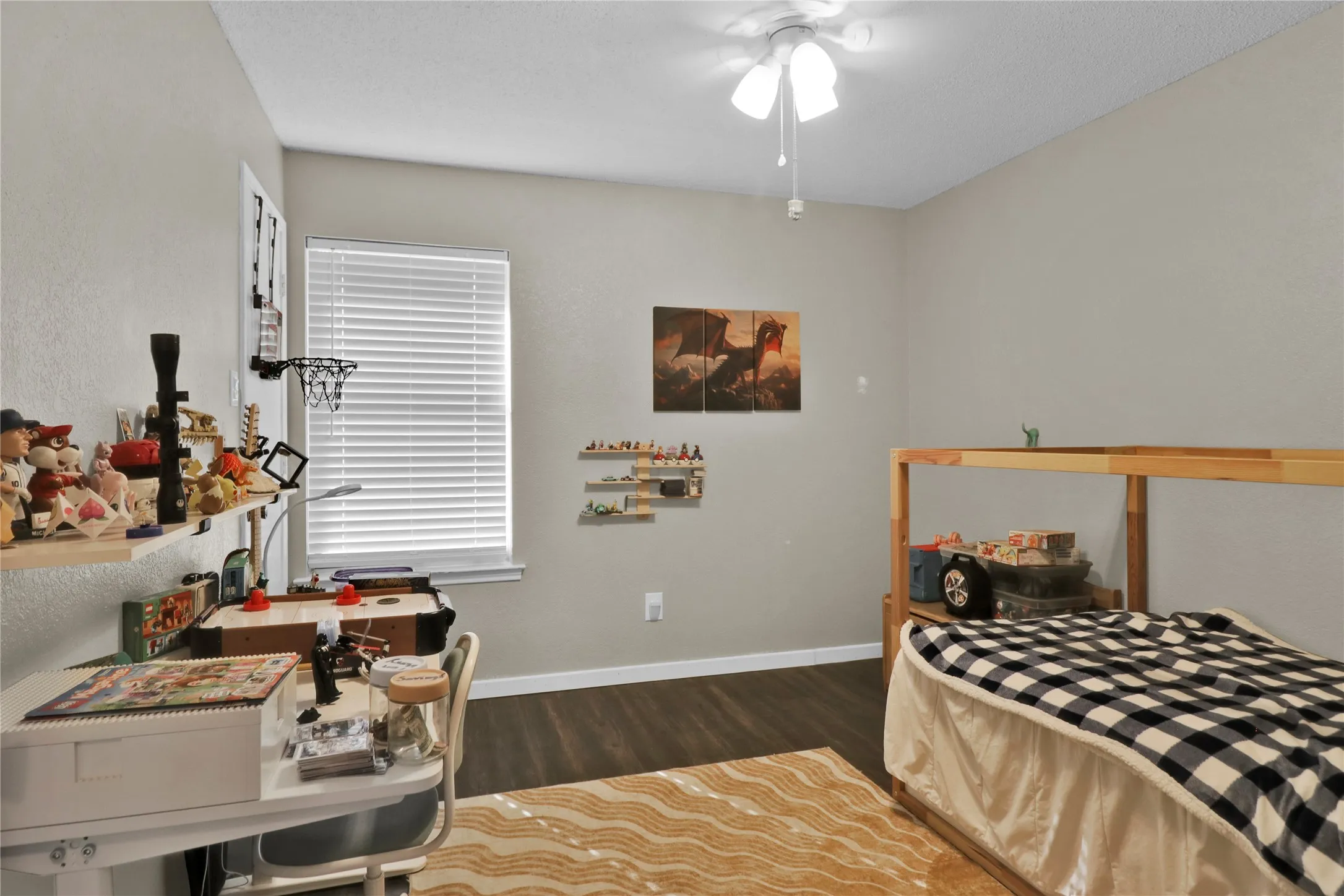 Secondary bedroom.