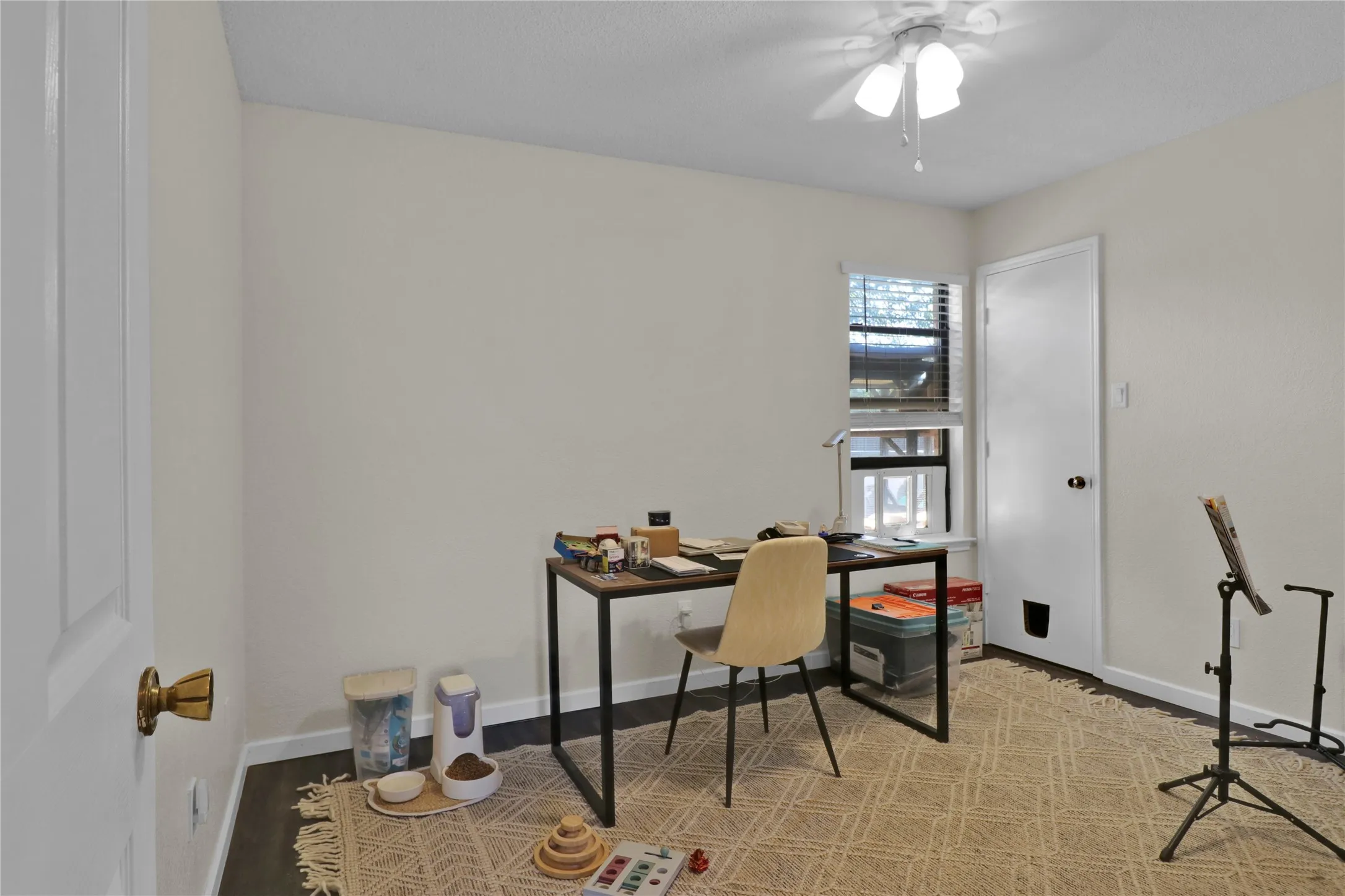 Secondary bedroom.