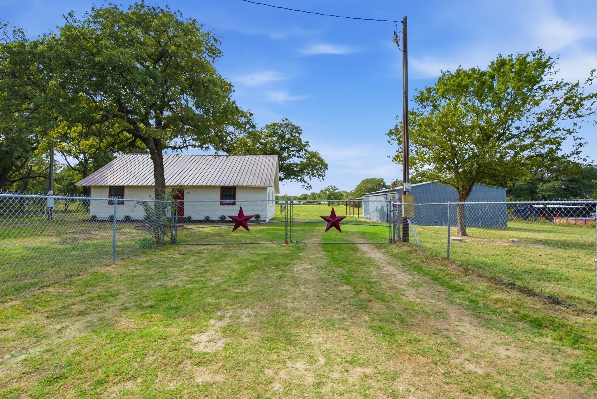 Single Family Residence For Sale in Parker County , 517 Sandy Oaks Road, Springtown, Texas 76082, 4 Bedroom, 2 Bathroom, Garage spaces, 2,428 Sqft, built in 2009, mls#21413037, Real Estate Agent in Springtown, Homes For Sale in Parker county, Homes For Sale in Springtown, Realtor in Springtown Texas, Real Estate Brokerage Independent Realty Texas, Luminita Cordes Realtor