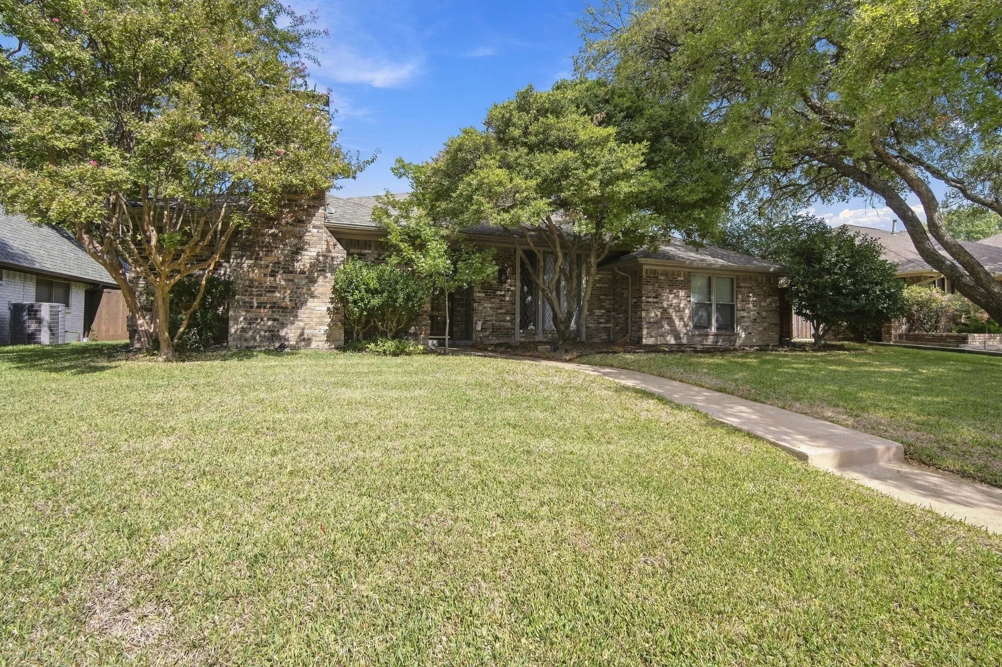 Single Family Residence For Sale in Dallas County , 9947 Chimney Hill Lane, Dallas, Texas 75243, 3 Bedroom, 3 Bathroom, 2 Garage spaces, 2,412 Sqft, built in 1978, mls#21412258, Real Estate Agent in Dallas, Homes For Sale in Dallas county, Homes For Sale in Dallas, Realtor in Dallas Texas, Real Estate Brokerage Independent Realty Texas, Luminita Cordes Realtor