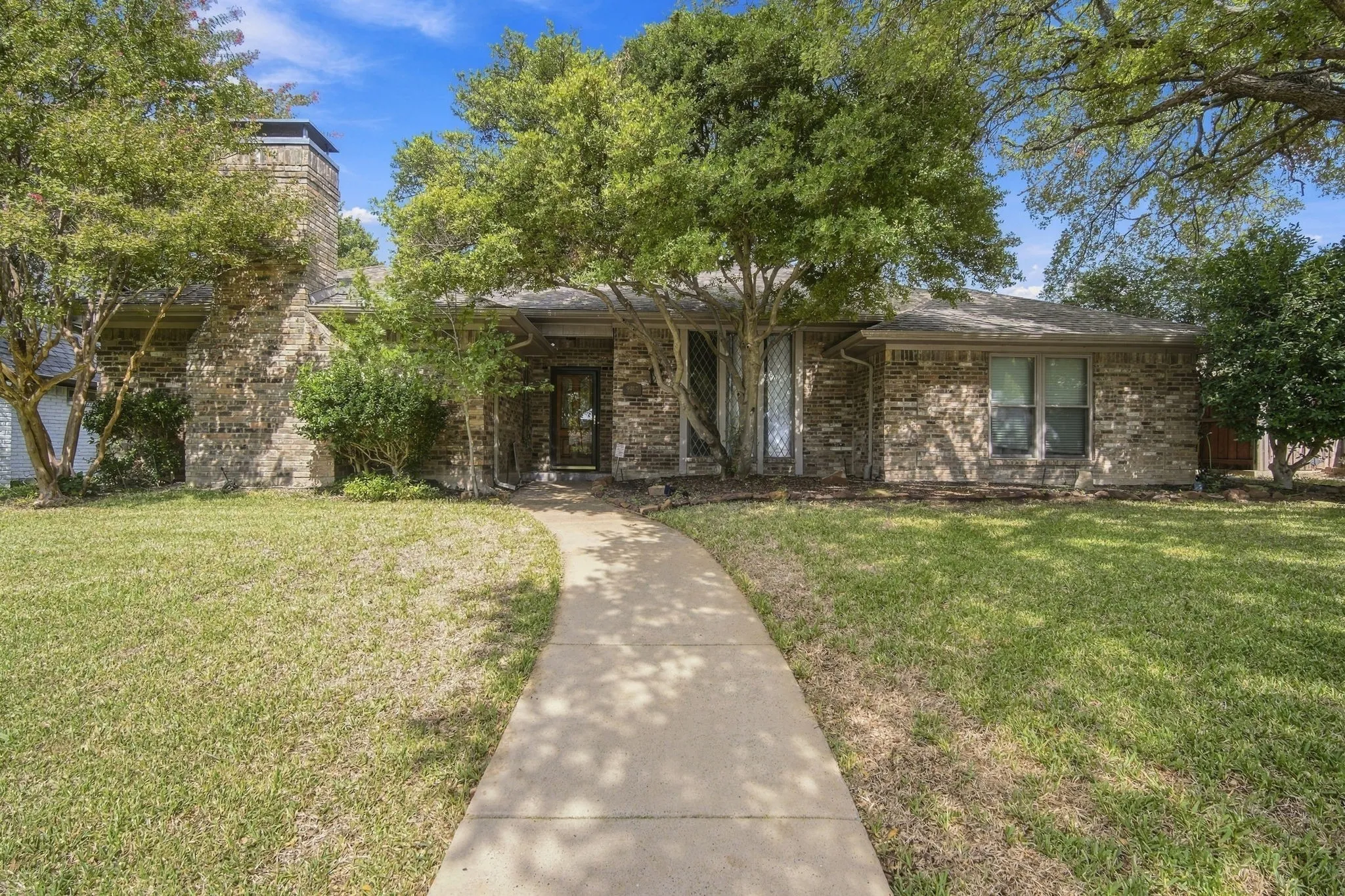 Single Family Residence For Sale in Dallas County , 9947 Chimney Hill Lane, Dallas, Texas 75243, 3 Bedroom, 3 Bathroom, 2 Garage spaces, 2,412 Sqft, built in 1978, mls#21412258, Real Estate Agent in Dallas, Homes For Sale in Dallas county, Homes For Sale in Dallas, Realtor in Dallas Texas, Real Estate Brokerage Independent Realty Texas, Luminita Cordes Realtor