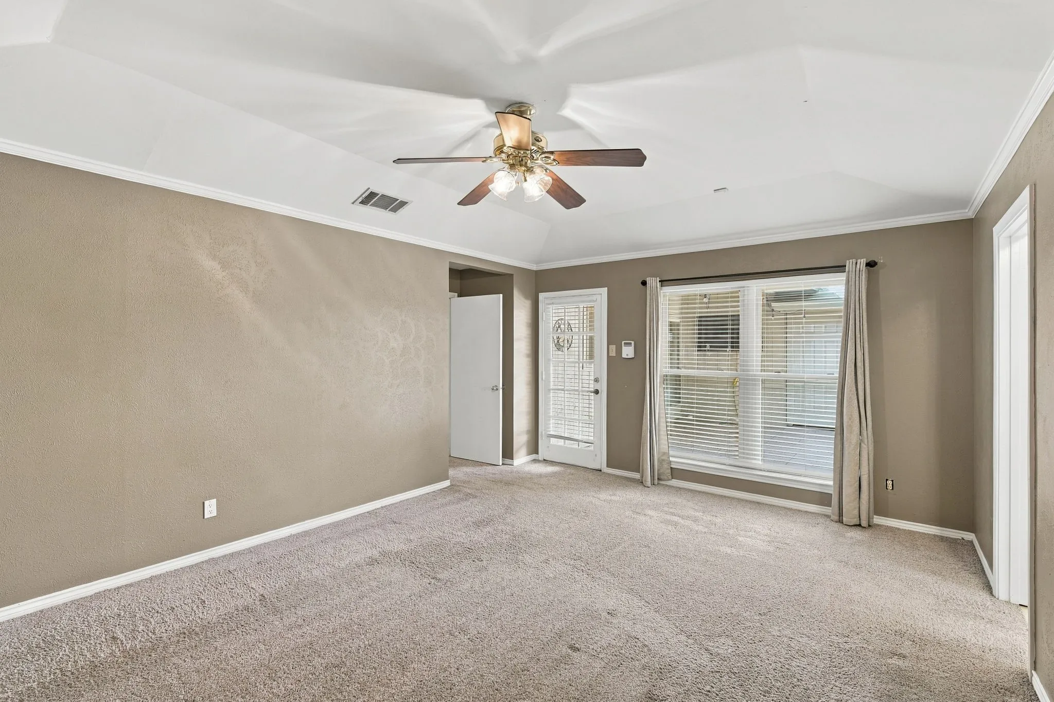 Single Family Residence For Sale in Dallas County , 9947 Chimney Hill Lane, Dallas, Texas 75243, 3 Bedroom, 3 Bathroom, 2 Garage spaces, 2,412 Sqft, built in 1978, mls#21412258, Real Estate Agent in Dallas, Homes For Sale in Dallas county, Homes For Sale in Dallas, Realtor in Dallas Texas, Real Estate Brokerage Independent Realty Texas, Luminita Cordes Realtor