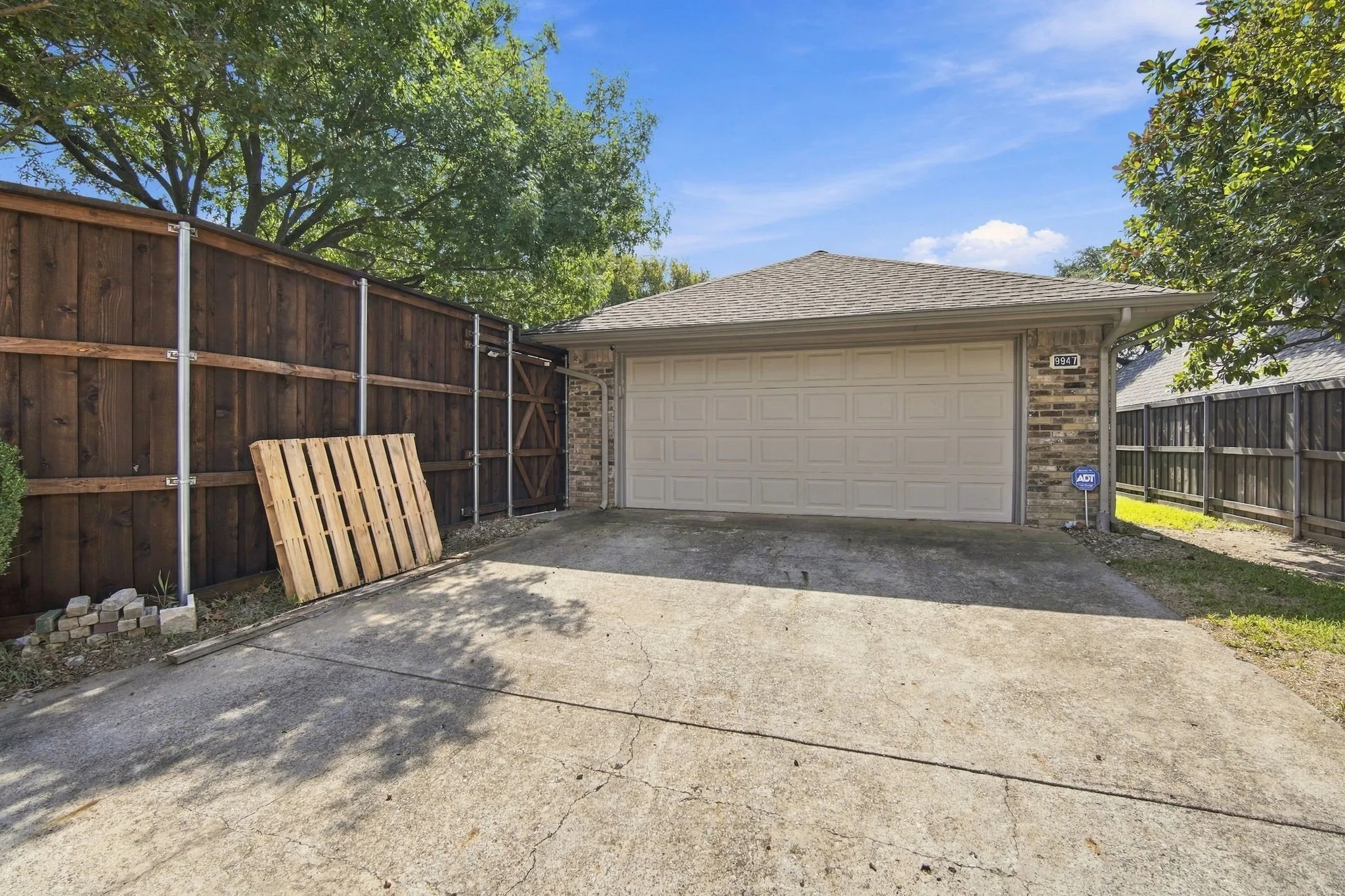 Single Family Residence For Sale in Dallas County , 9947 Chimney Hill Lane, Dallas, Texas 75243, 3 Bedroom, 3 Bathroom, 2 Garage spaces, 2,412 Sqft, built in 1978, mls#21412258, Real Estate Agent in Dallas, Homes For Sale in Dallas county, Homes For Sale in Dallas, Realtor in Dallas Texas, Real Estate Brokerage Independent Realty Texas, Luminita Cordes Realtor