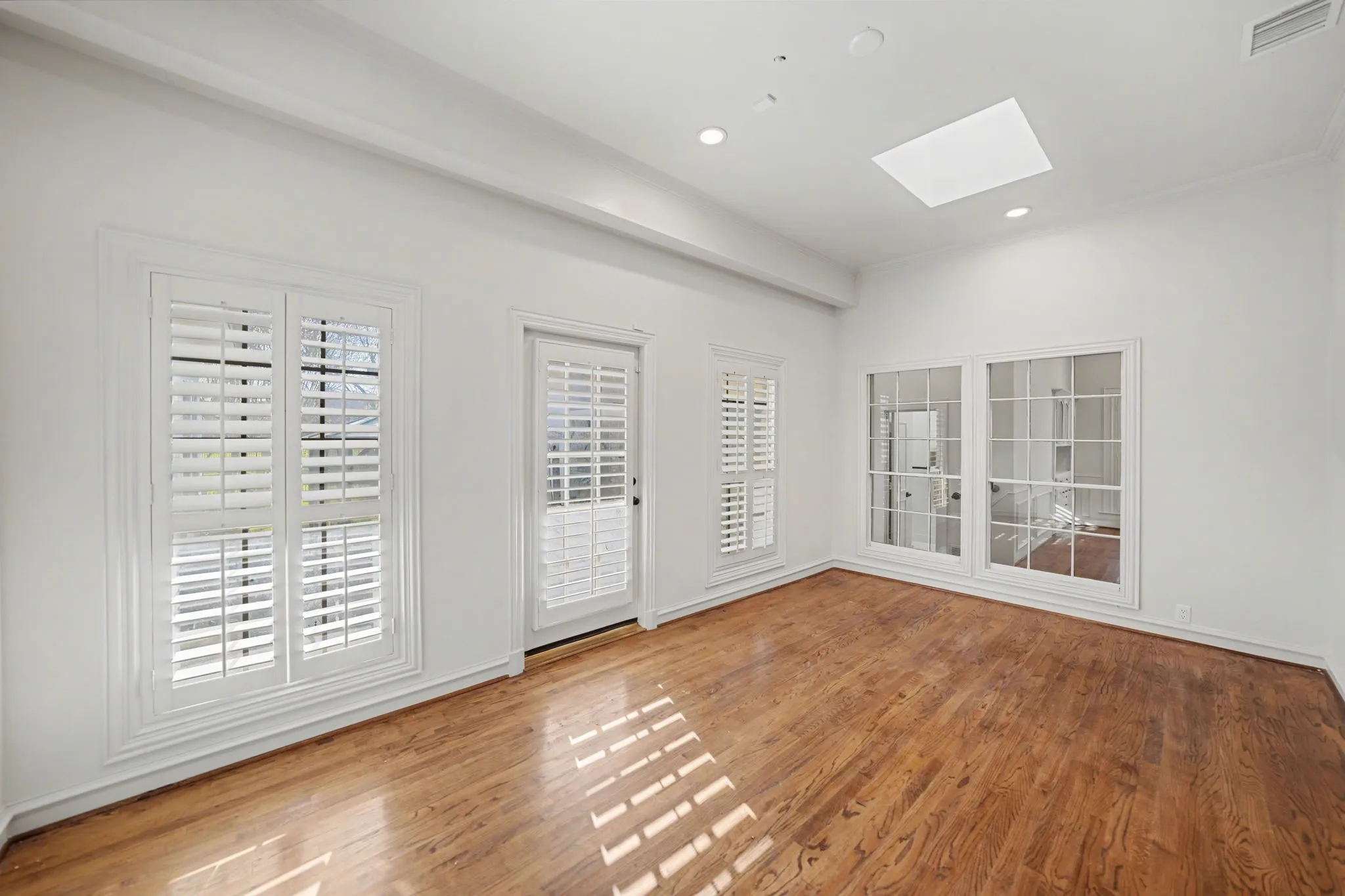 Single Family Residence For Rent in Dallas County , 7012 Duffield Drive, Dallas, Texas 75248, 4 Bedroom, 3 Bathroom, 2 Garage spaces, 3,485 Sqft, built in 1979, mls#21413046, Real Estate Agent in Dallas, Homes For Rent in Dallas county, Homes For Rent in Dallas, Realtor in Dallas Texas, Real Estate Brokerage Independent Realty Texas, Luminita Cordes Realtor