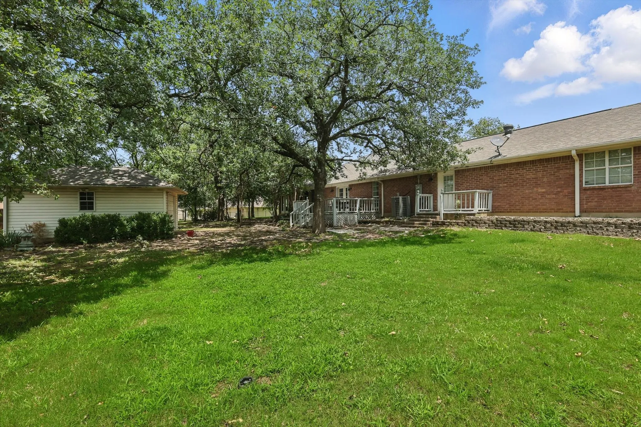 Single Family Residence For Sale in Cooke County , 114 E IRIQUOIS Drive, Gainesville, Texas 76240, 3 Bedroom, 2 Bathroom, 3 Garage spaces, 2,332 Sqft, built in 2001, mls#21413032, Real Estate Agent in Gainesville, Homes For Sale in Cooke county, Homes For Sale in Gainesville, Realtor in Gainesville Texas, Real Estate Brokerage Independent Realty Texas, Luminita Cordes Realtor