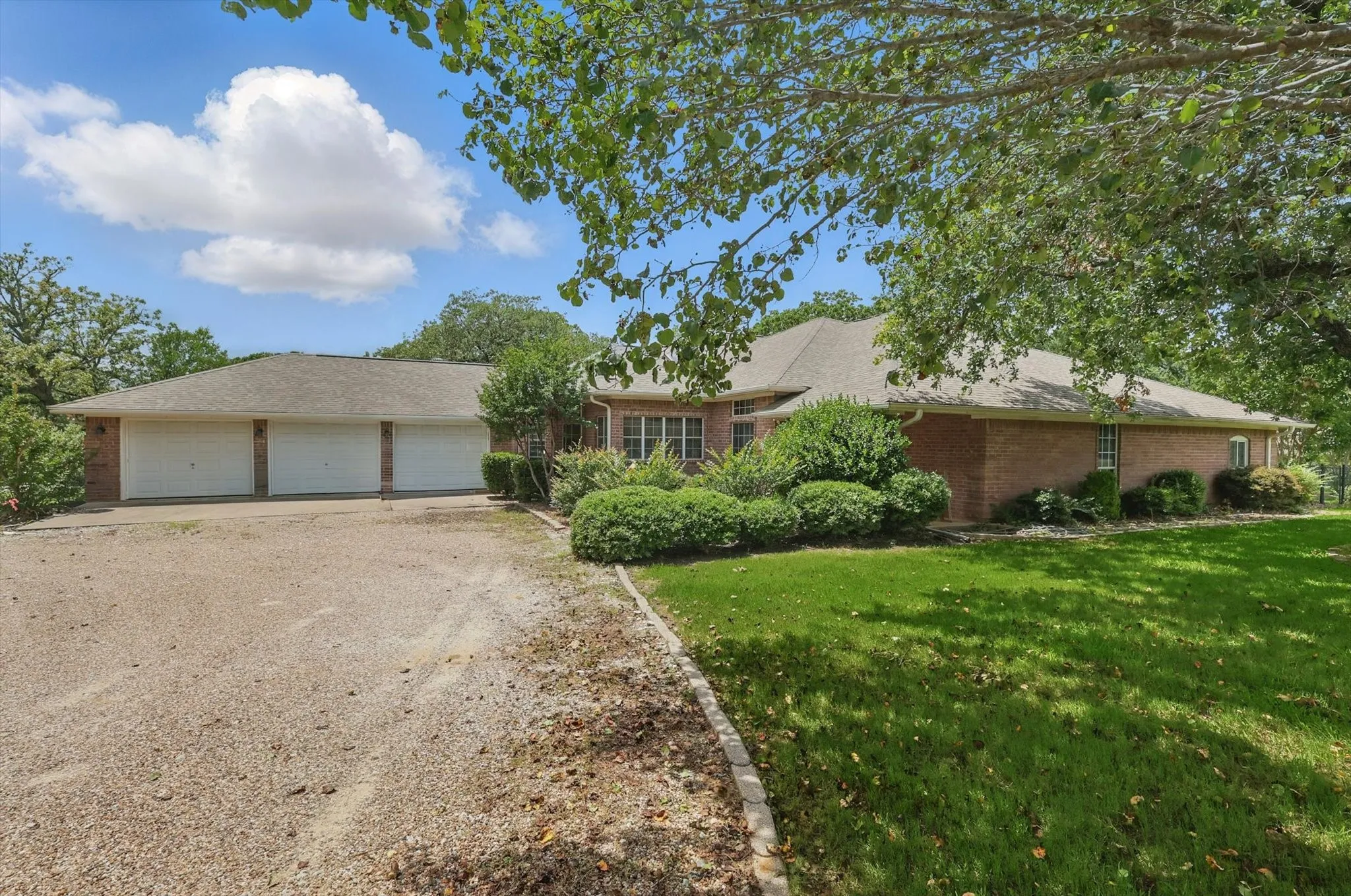 Single Family Residence For Sale in Cooke County , 114 E IRIQUOIS Drive, Gainesville, Texas 76240, 3 Bedroom, 2 Bathroom, 3 Garage spaces, 2,332 Sqft, built in 2001, mls#21413032, Real Estate Agent in Gainesville, Homes For Sale in Cooke county, Homes For Sale in Gainesville, Realtor in Gainesville Texas, Real Estate Brokerage Independent Realty Texas, Luminita Cordes Realtor