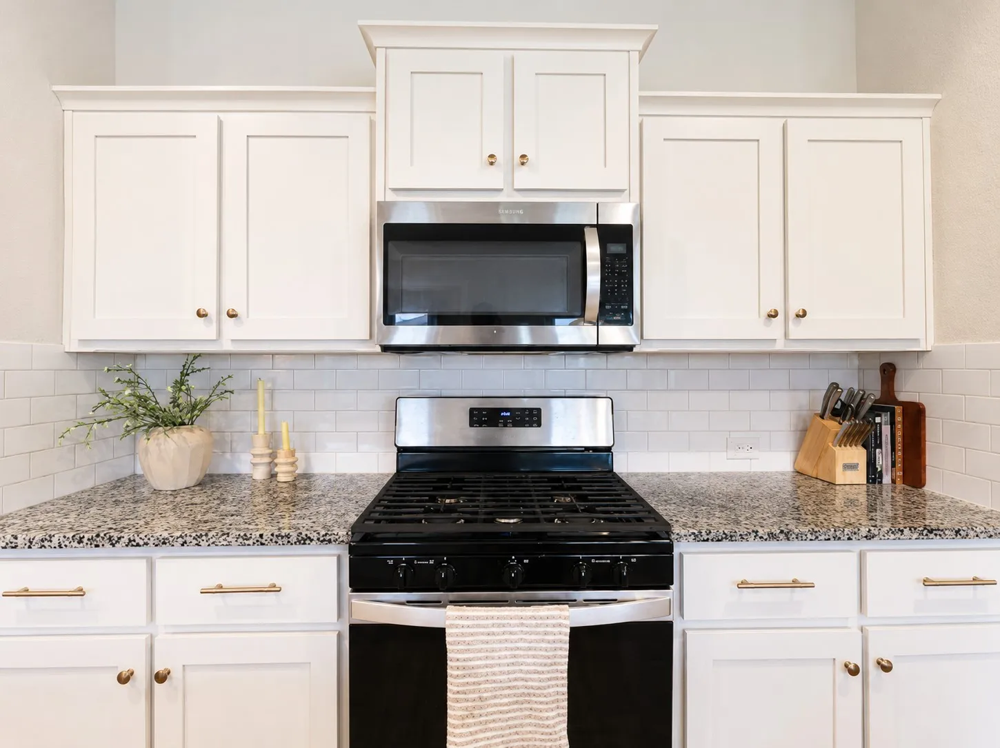 Single Family Residence For Sale in Tarrant County , 8605 Mirror Lake Drive, Fort Worth, Texas 76179, 4 Bedroom, 2 Bathroom, 2 Garage spaces, 1,580 Sqft, built in 2022, mls#21412053, Real Estate Agent in Fort Worth, Homes For Sale in Tarrant county, Homes For Sale in Fort Worth, Realtor in Fort Worth Texas, Real Estate Brokerage Independent Realty Texas, Luminita Cordes Realtor