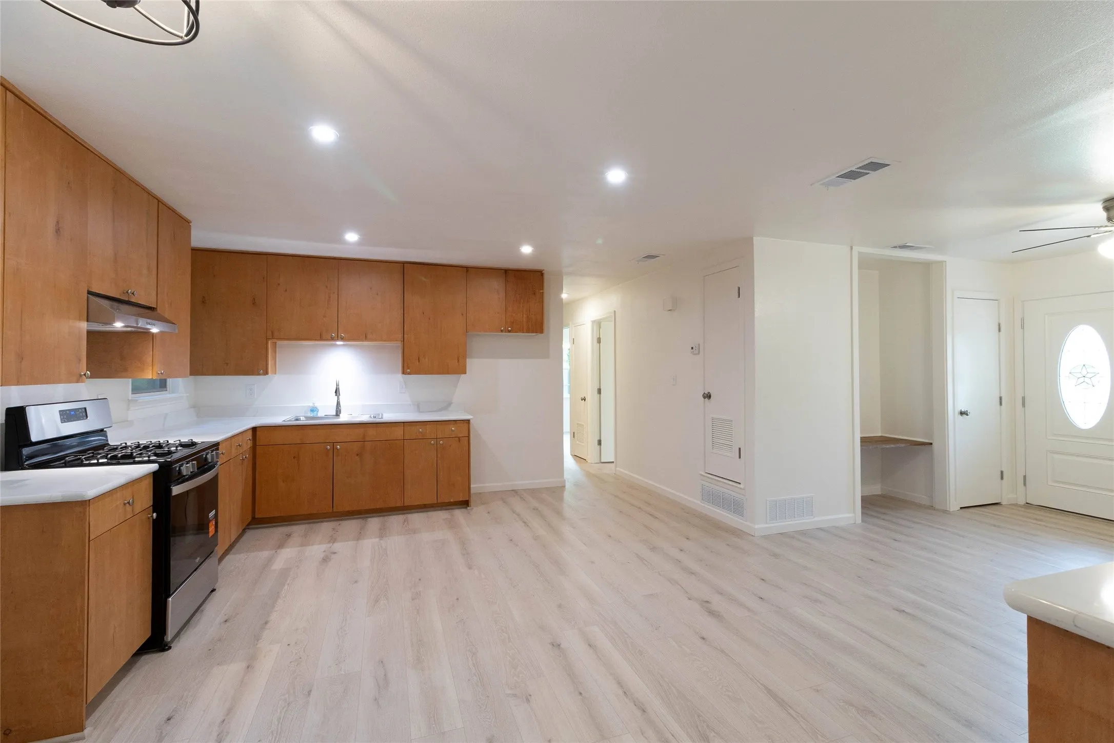 Single Family Residence For Sale in Coryell County , 107 South Drive, Copperas Cove, Texas 76522, 3 Bedroom, 2 Bathroom, 1 Garage spaces, 960 Sqft, built in 1971, mls#21412940, Real Estate Agent in Copperas Cove, Homes For Sale in Coryell county, Homes For Sale in Copperas Cove, Realtor in Copperas Cove Texas, Real Estate Brokerage Independent Realty Texas, Luminita Cordes Realtor
