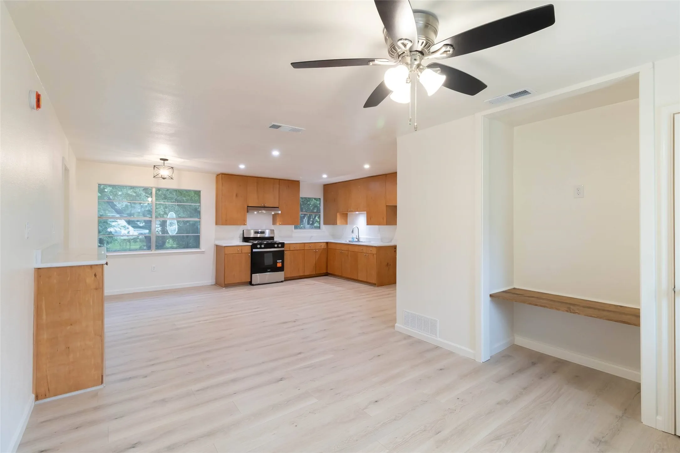 Single Family Residence For Sale in Coryell County , 107 South Drive, Copperas Cove, Texas 76522, 3 Bedroom, 2 Bathroom, 1 Garage spaces, 960 Sqft, built in 1971, mls#21412940, Real Estate Agent in Copperas Cove, Homes For Sale in Coryell county, Homes For Sale in Copperas Cove, Realtor in Copperas Cove Texas, Real Estate Brokerage Independent Realty Texas, Luminita Cordes Realtor