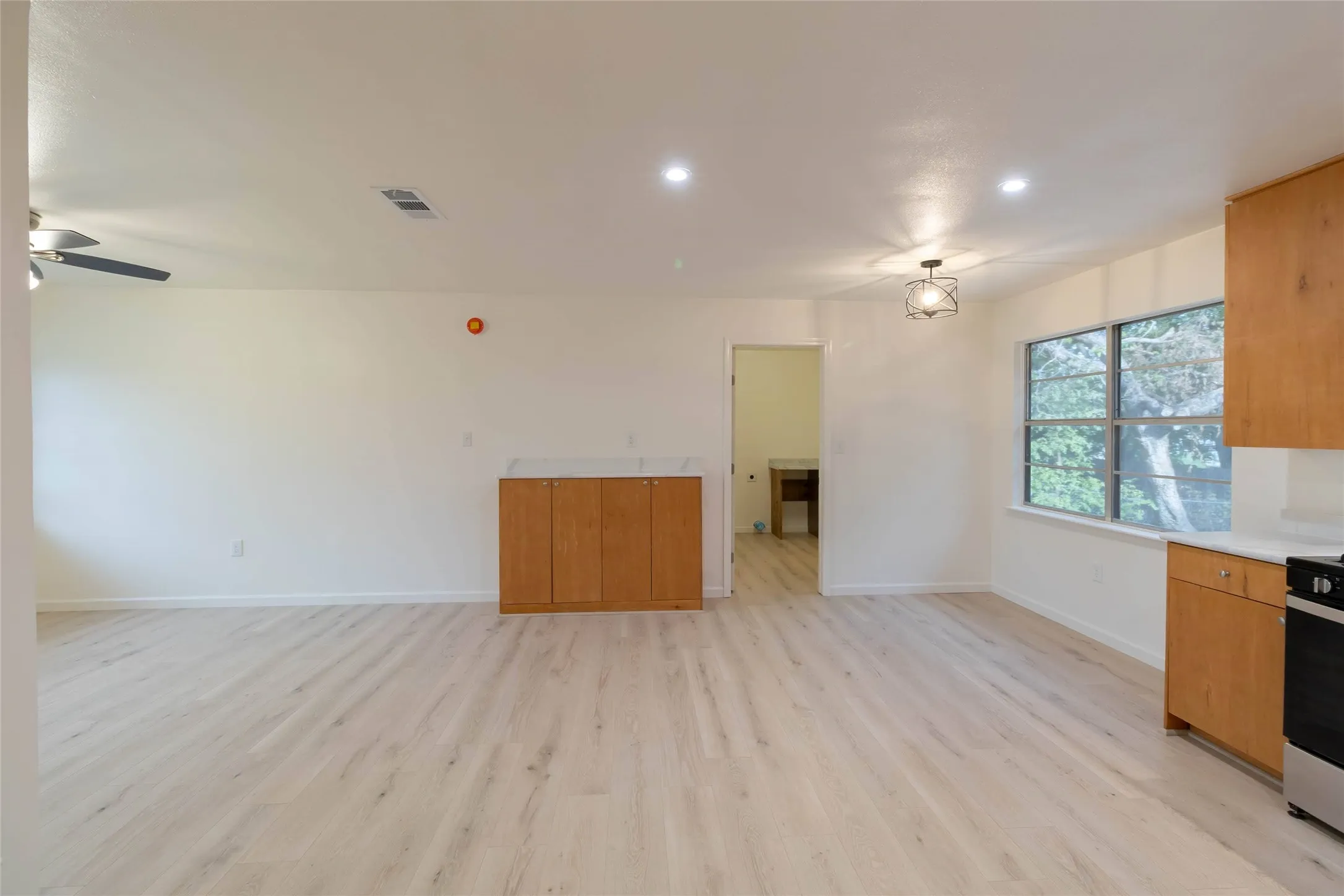 Single Family Residence For Sale in Coryell County , 107 South Drive, Copperas Cove, Texas 76522, 3 Bedroom, 2 Bathroom, 1 Garage spaces, 960 Sqft, built in 1971, mls#21412940, Real Estate Agent in Copperas Cove, Homes For Sale in Coryell county, Homes For Sale in Copperas Cove, Realtor in Copperas Cove Texas, Real Estate Brokerage Independent Realty Texas, Luminita Cordes Realtor