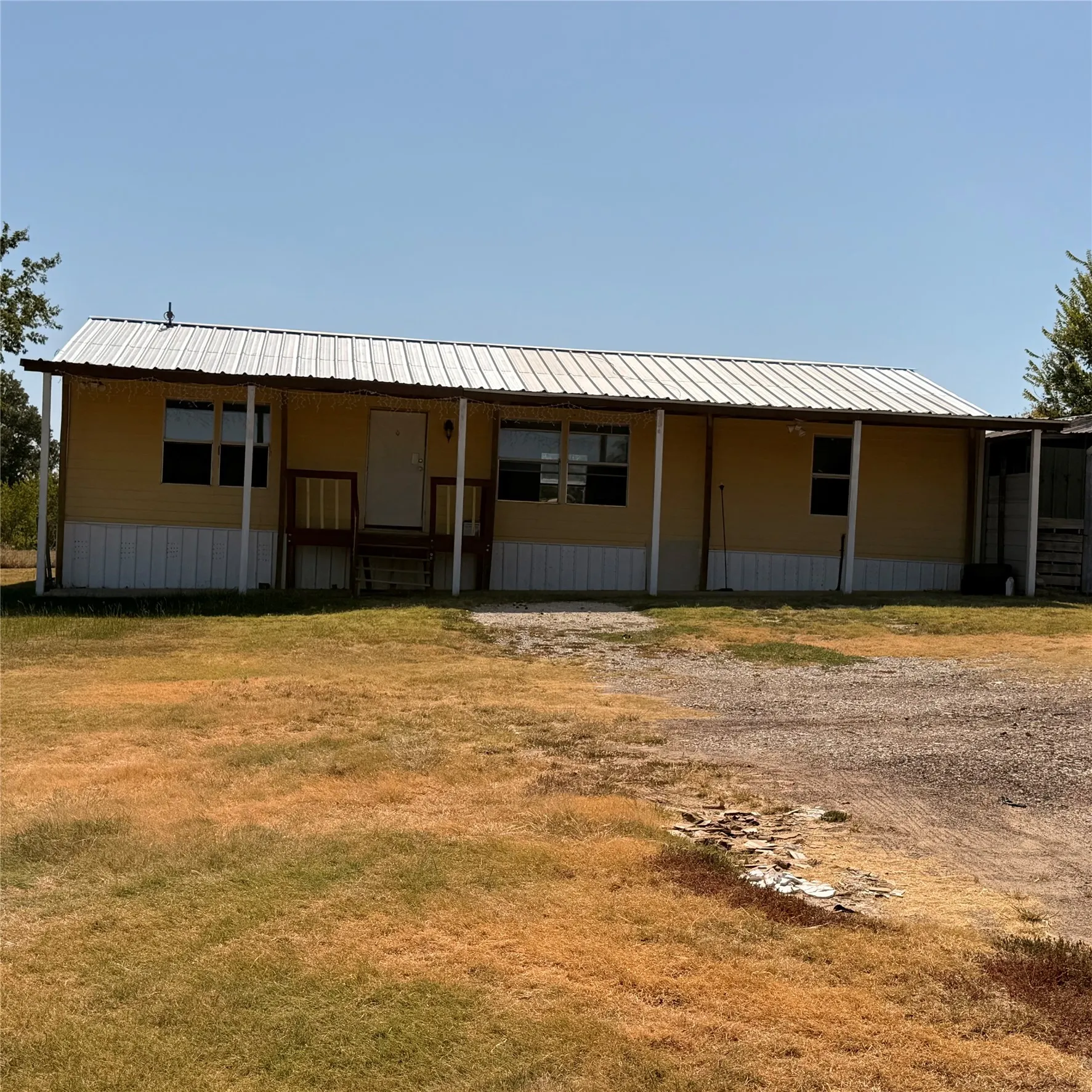 Mobile Home For Rent in Johnson County , 2012 Tepar Lane, Cleburne, Texas 76031, 3 Bedroom, 2 Bathroom, Garage spaces, 1,344 Sqft, built in 2004, mls#21411334, Real Estate Agent in Cleburne, Homes For Rent in Johnson county, Homes For Rent in Cleburne, Realtor in Cleburne Texas, Real Estate Brokerage Independent Realty Texas, Luminita Cordes Realtor